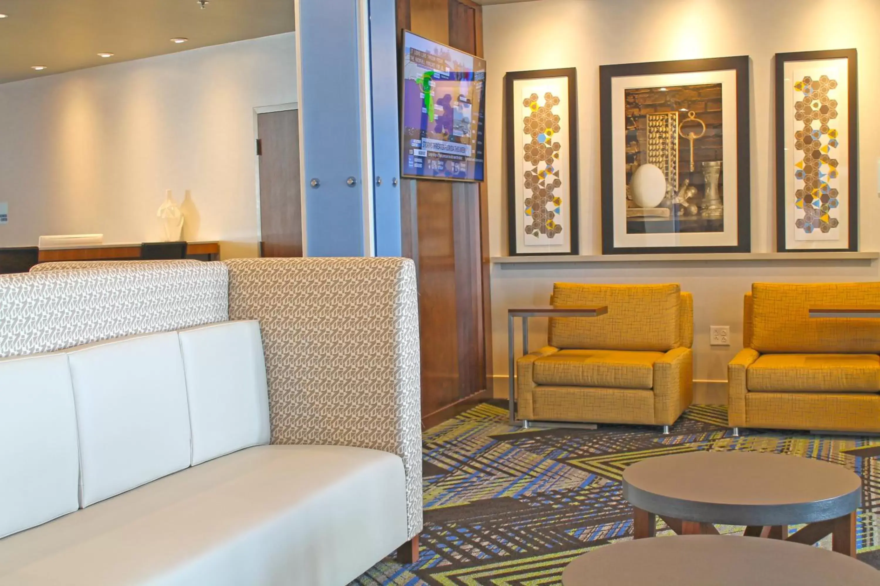 Property building, Seating Area in Holiday Inn Express & Suites - St. Louis South - I-55, an IHG Hotel
