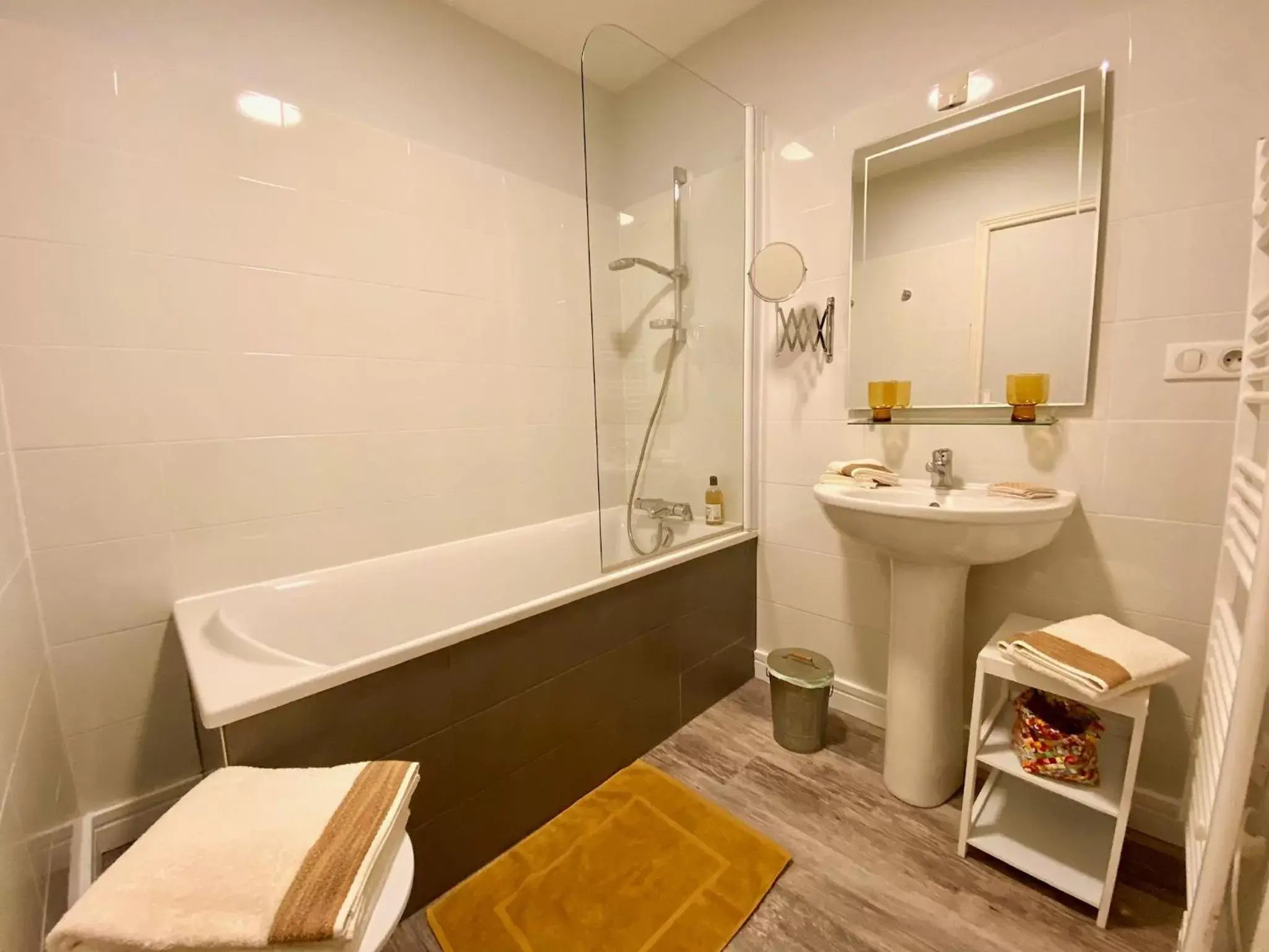 Bedroom, Bathroom in Le Rez de Jardin Albi