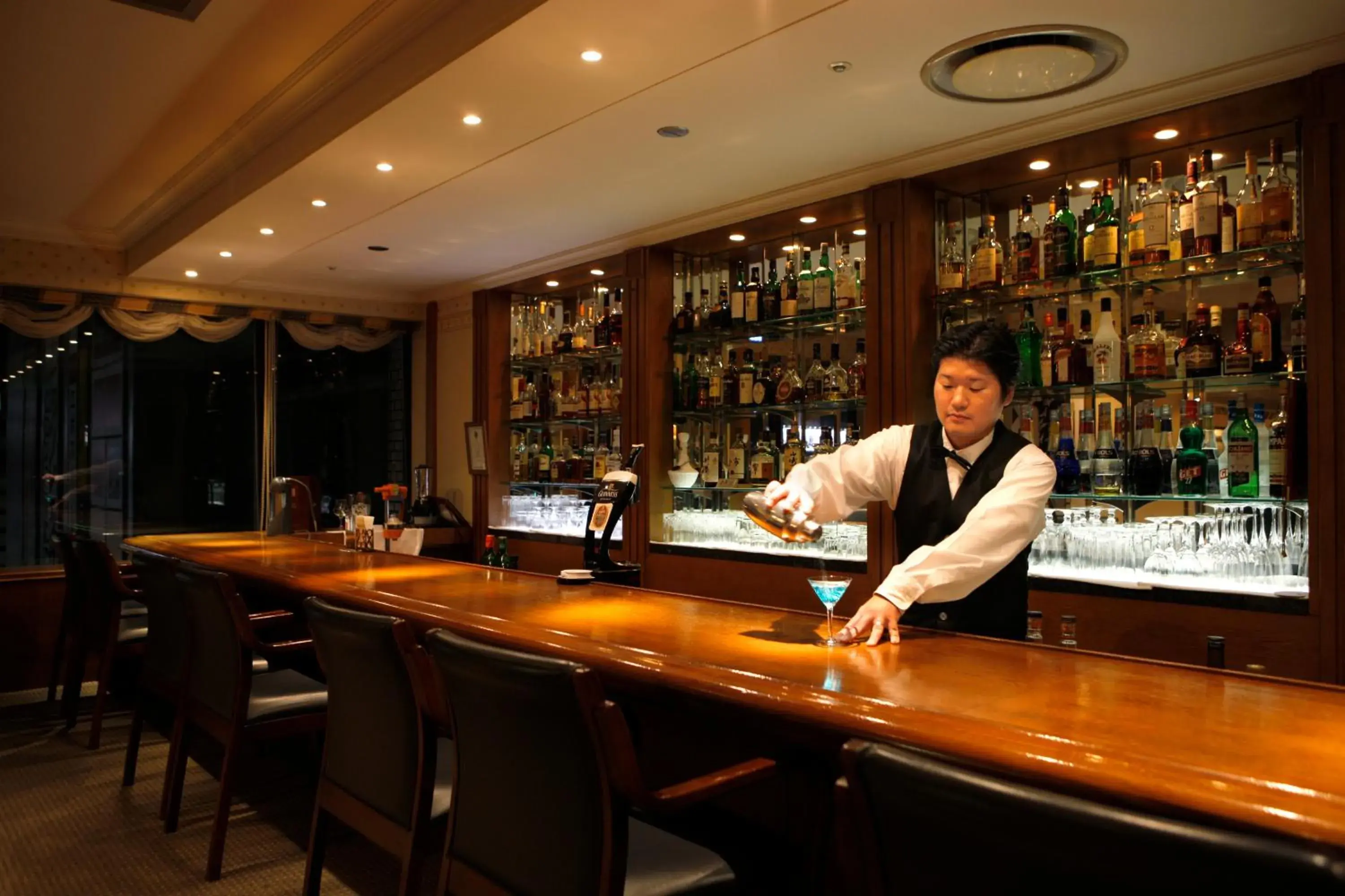 Staff, Lounge/Bar in Kawasaki Nikko Hotel