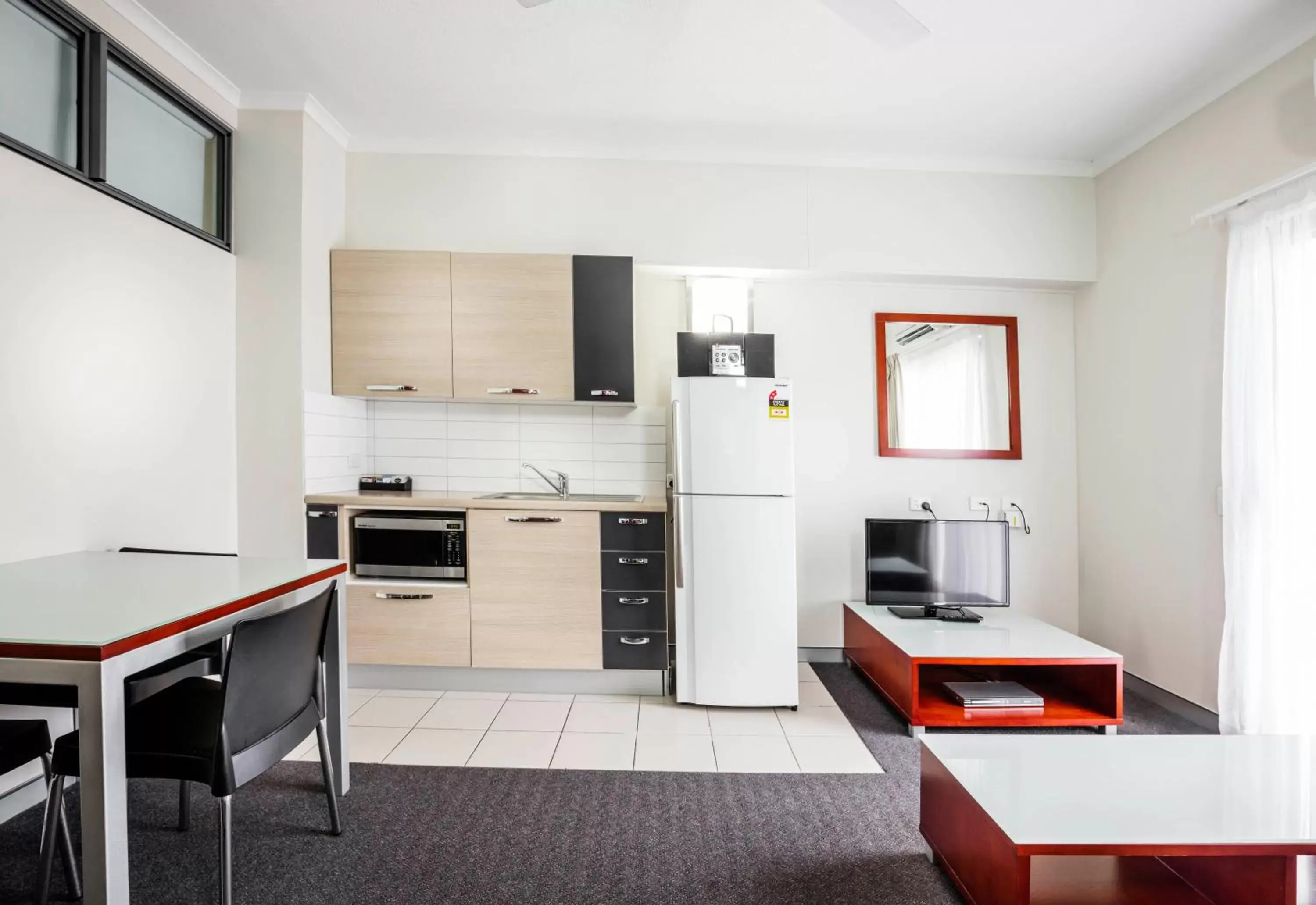 Coffee/tea facilities, Kitchen/Kitchenette in Novotel Darwin Airport