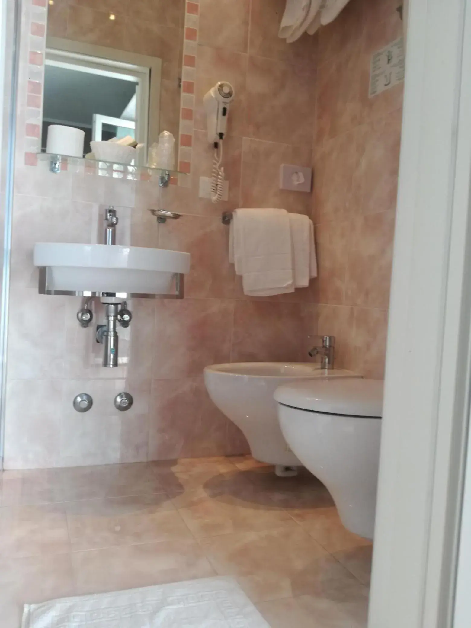 Shower, Bathroom in Hotel Verdi