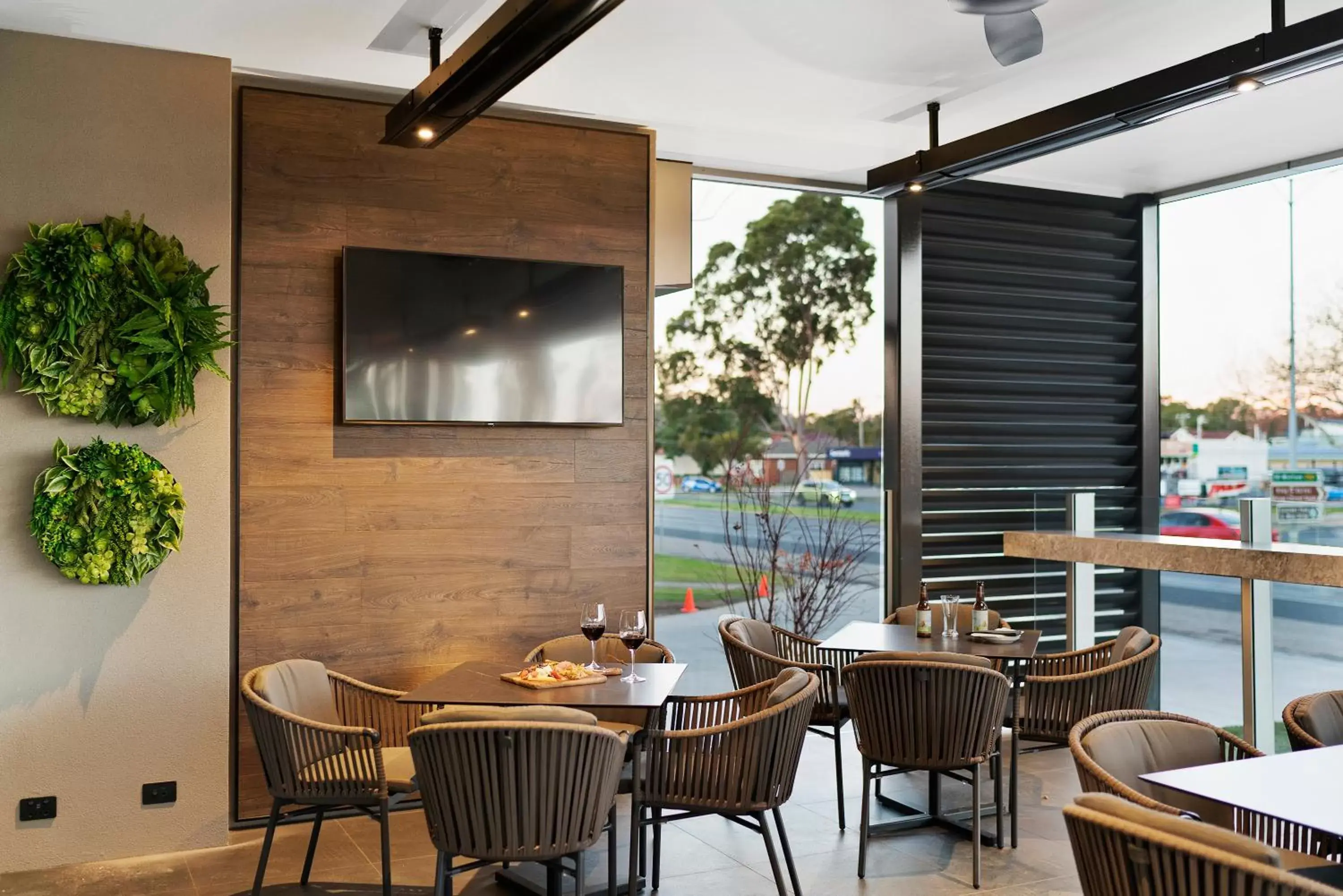 Balcony/Terrace, Restaurant/Places to Eat in Quality Hotel Wangaratta Gateway