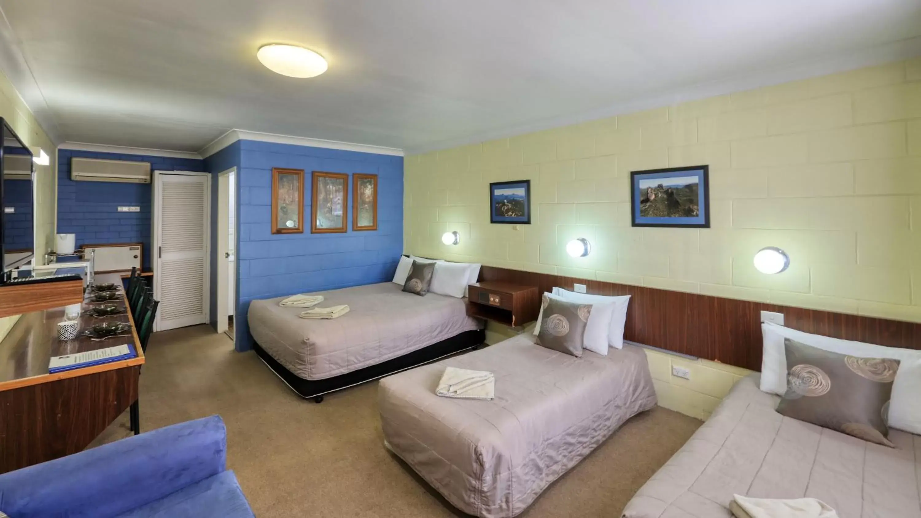towels, Bed in Matthew Flinders Motor Inn