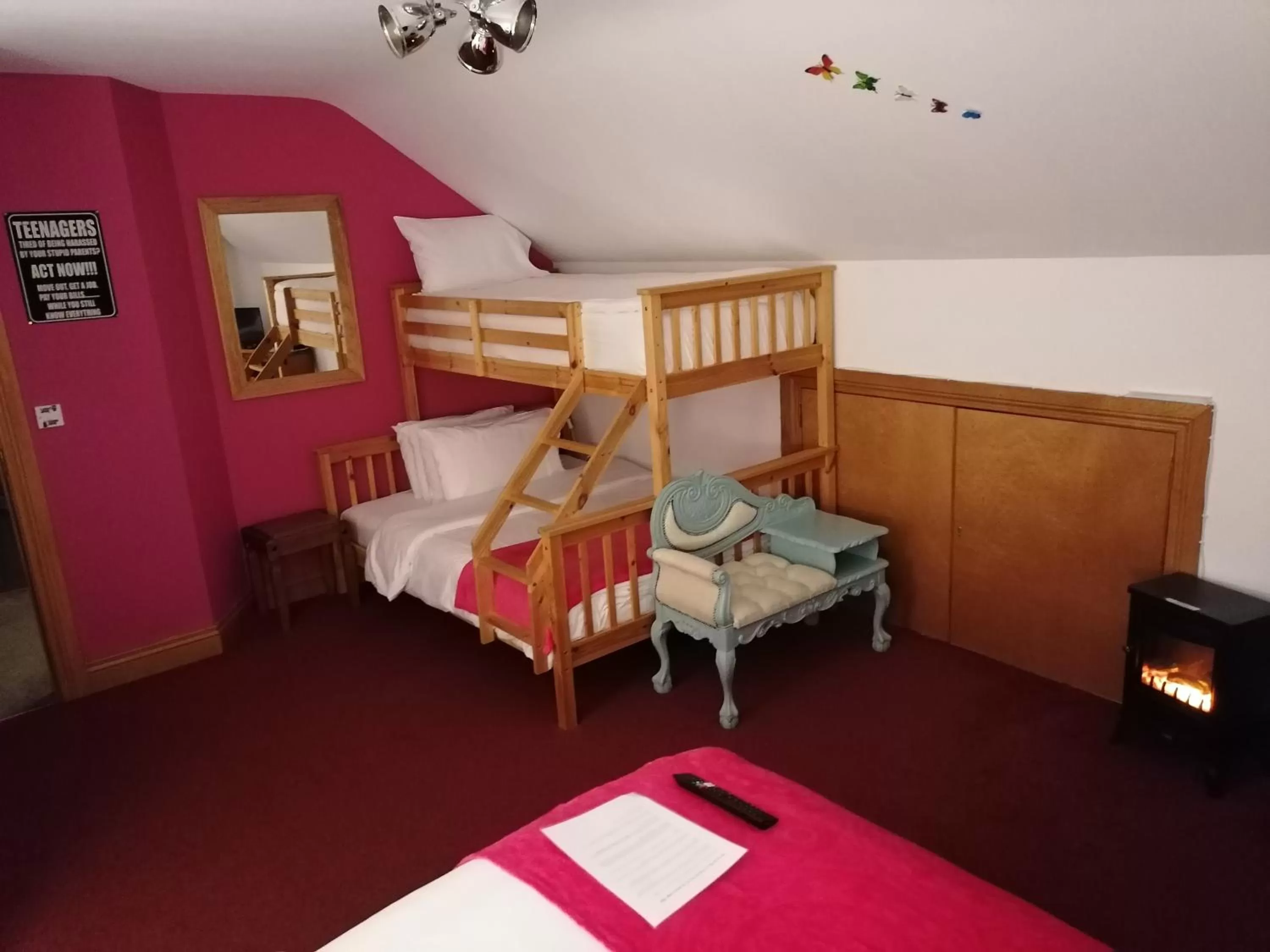 Bedroom, Bed in Carnately Lodge