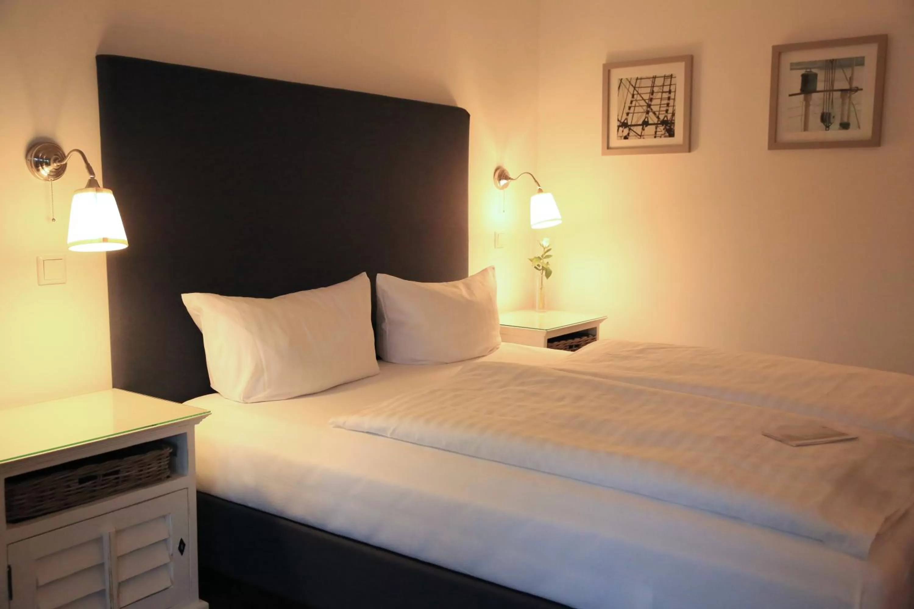 Bedroom, Bed in ACQUA Strande Yachthotel & Restaurant