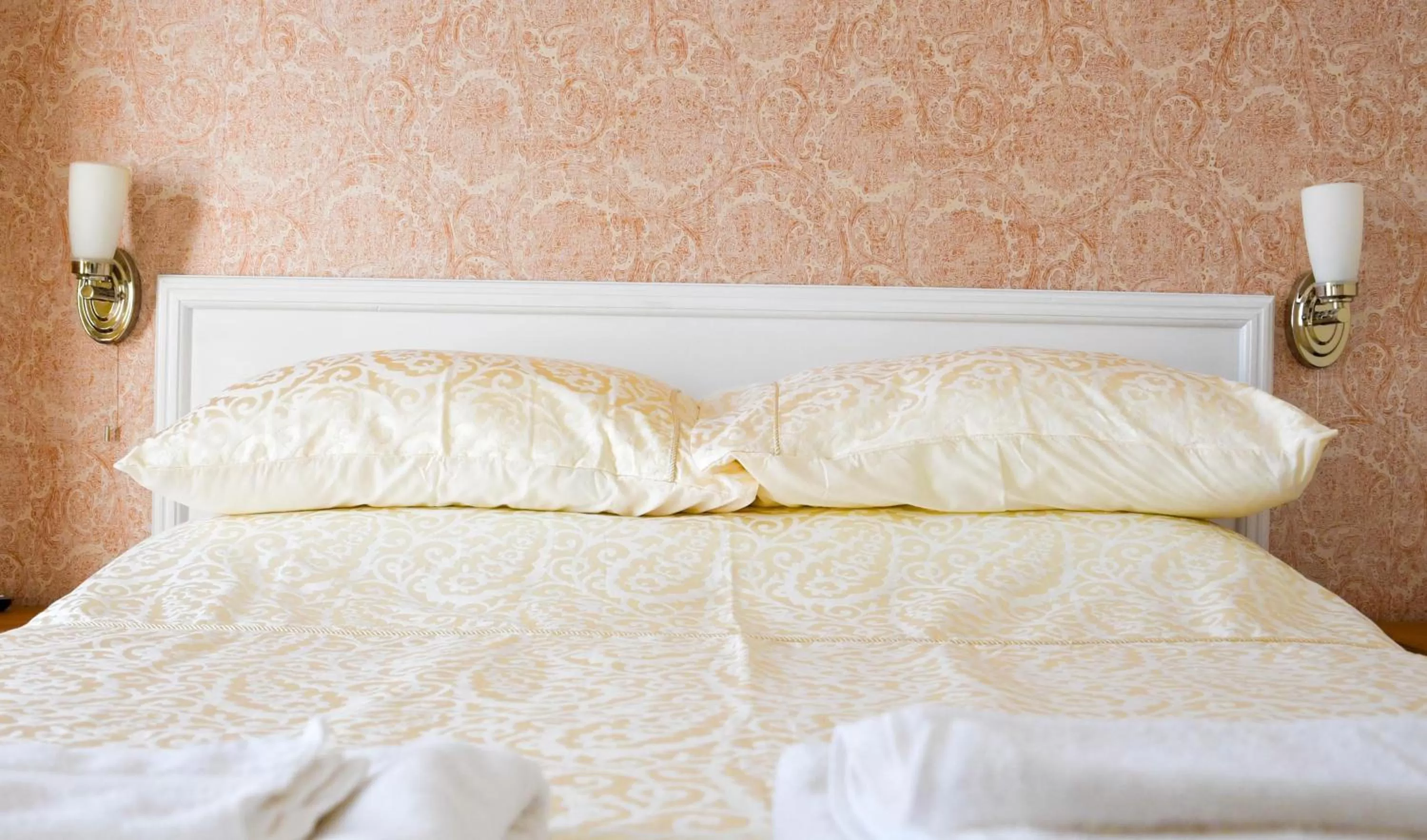 Bathroom, Bed in Grange Bank House
