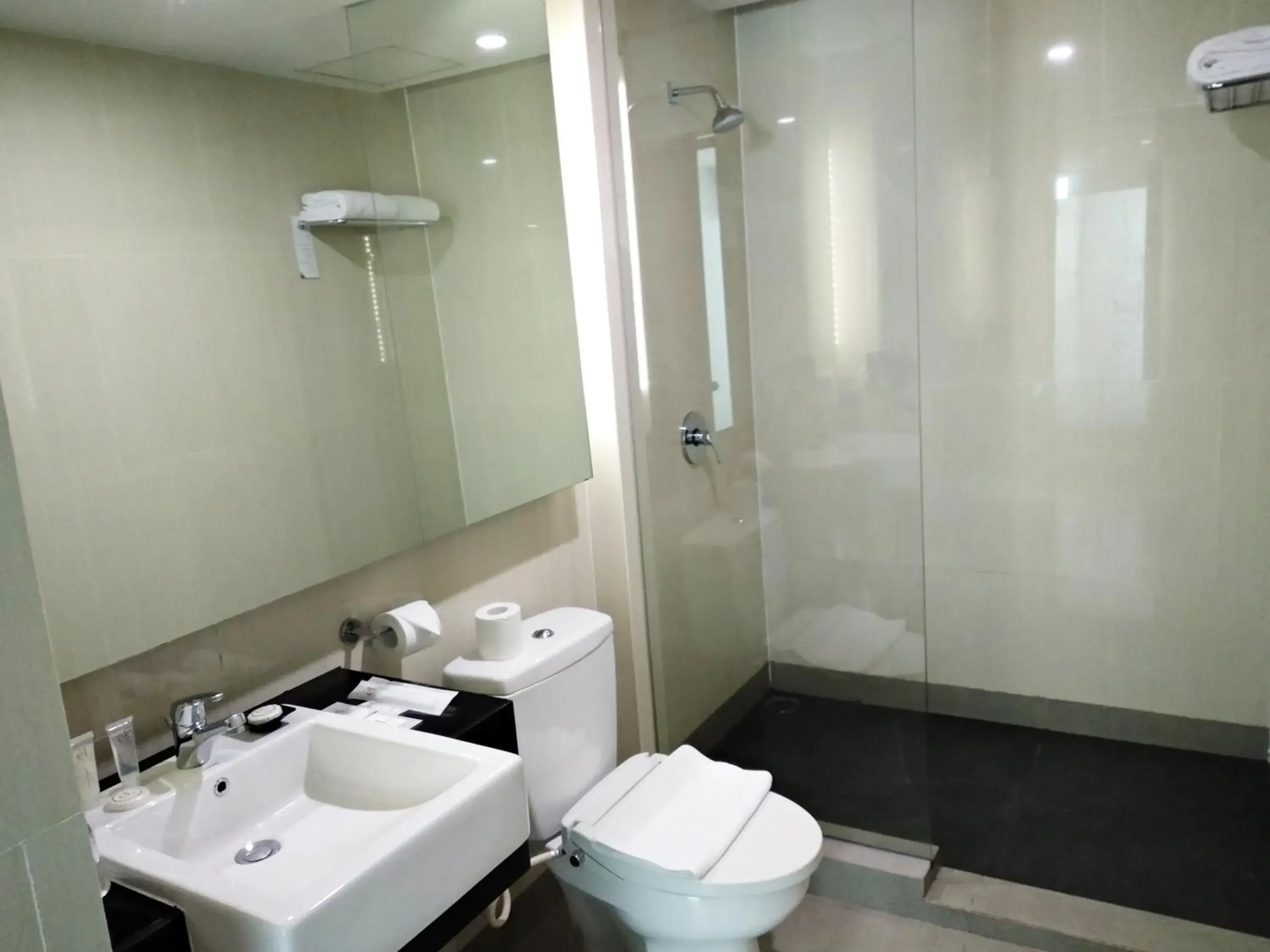 Bathroom in eL Hotel Jakarta