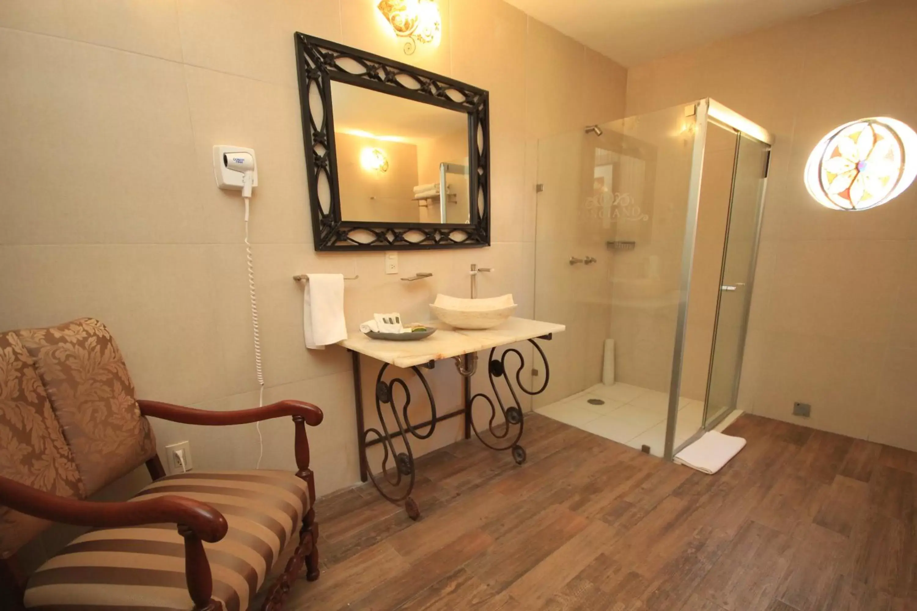 Shower, Bathroom in Hotel Boutique Ponciano