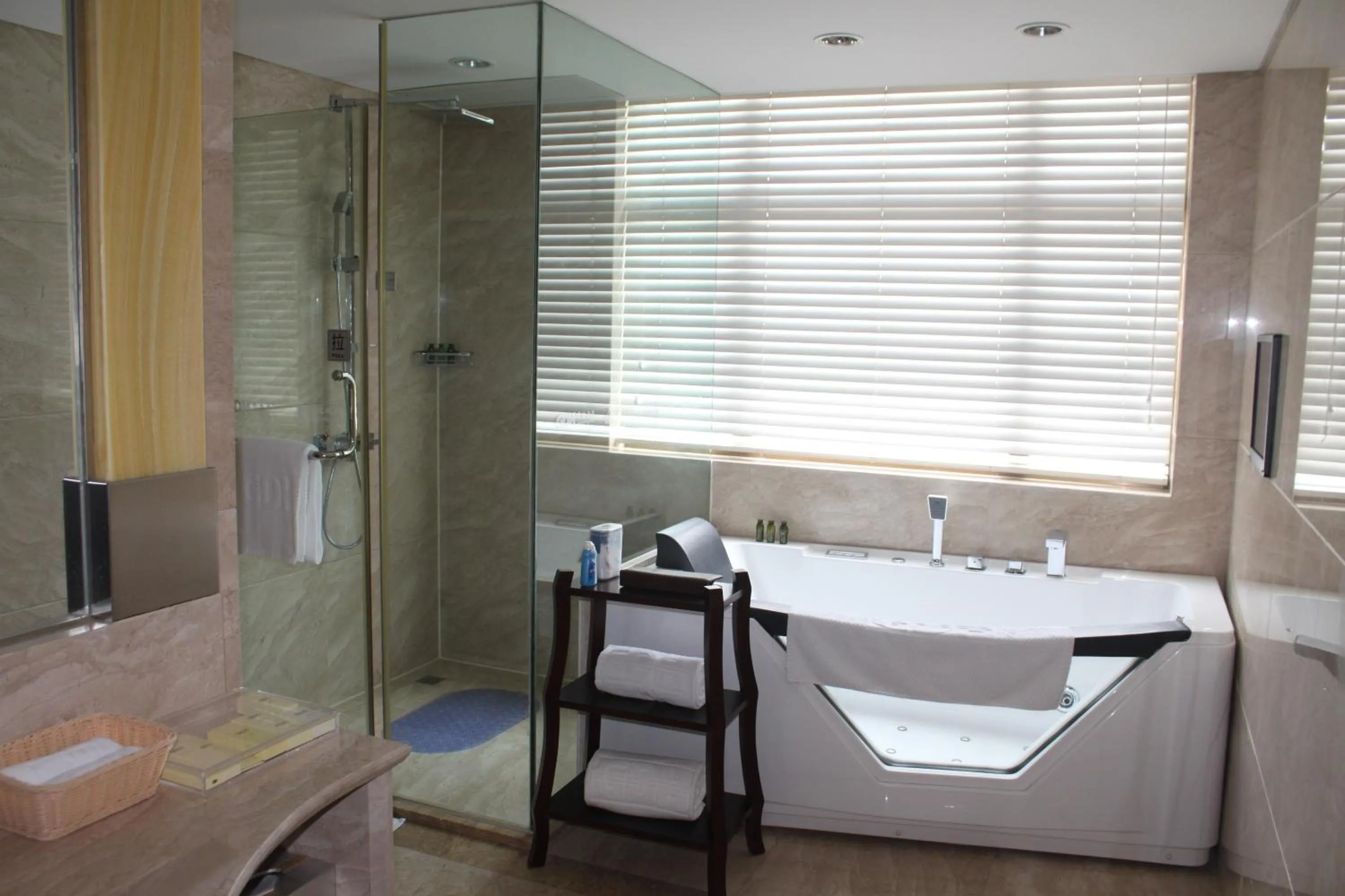 Bathroom in Zhengzhou Yuehai Hotel