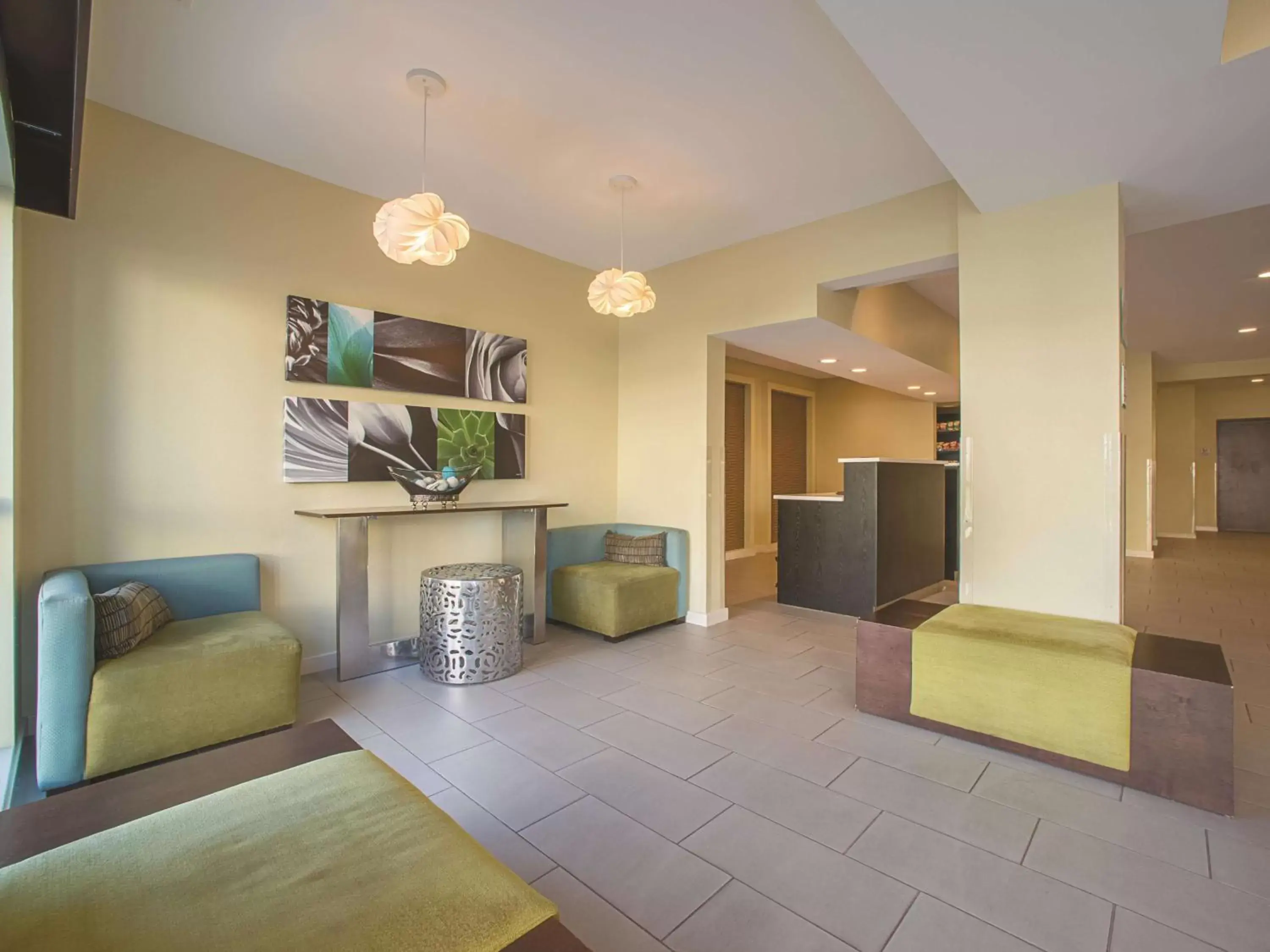 Lobby or reception, Seating Area in La Quinta by Wyndham Collinsville - St. Louis