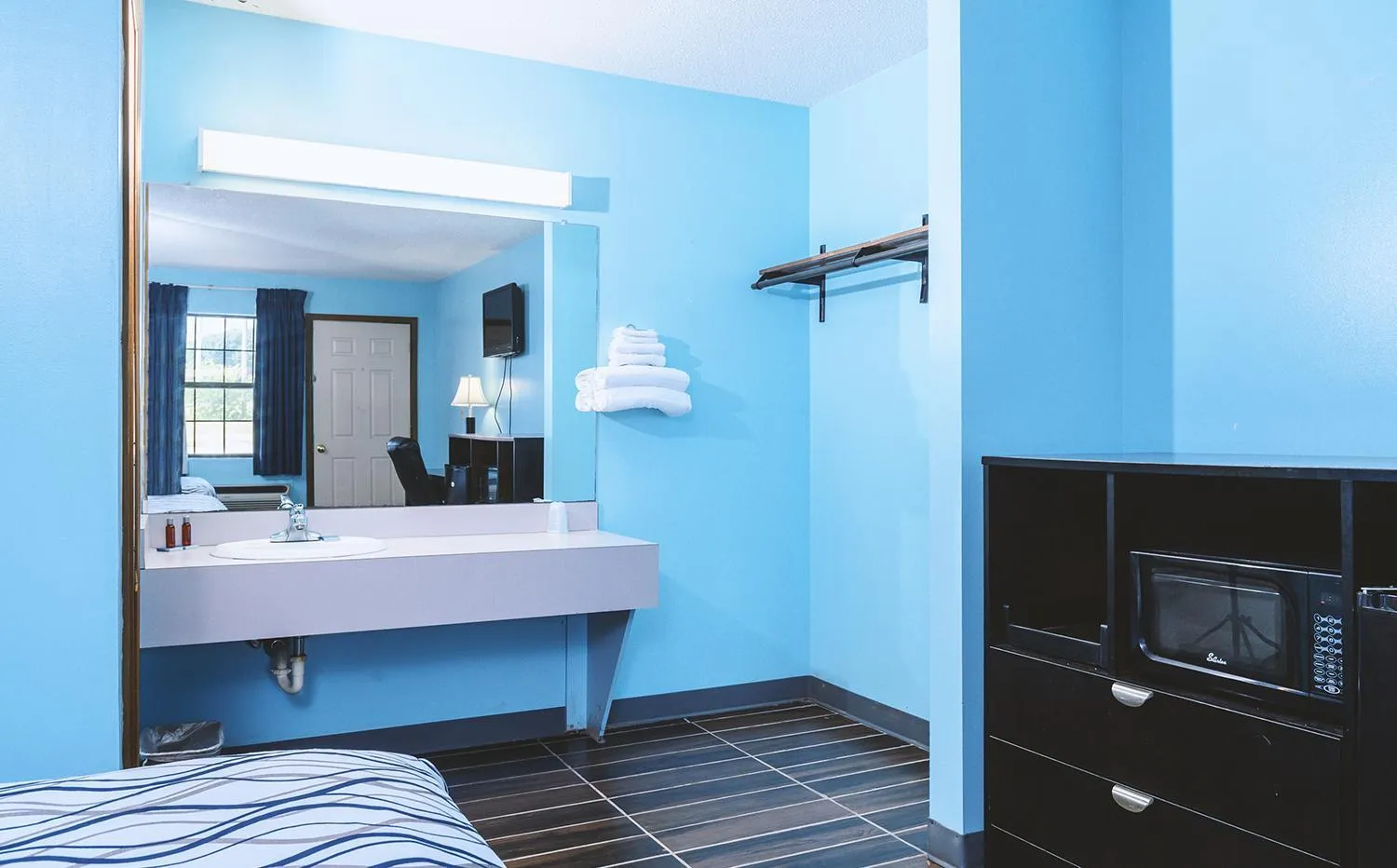 View (from property/room), Bed in Sky-Palace Inn & Suites Wellington