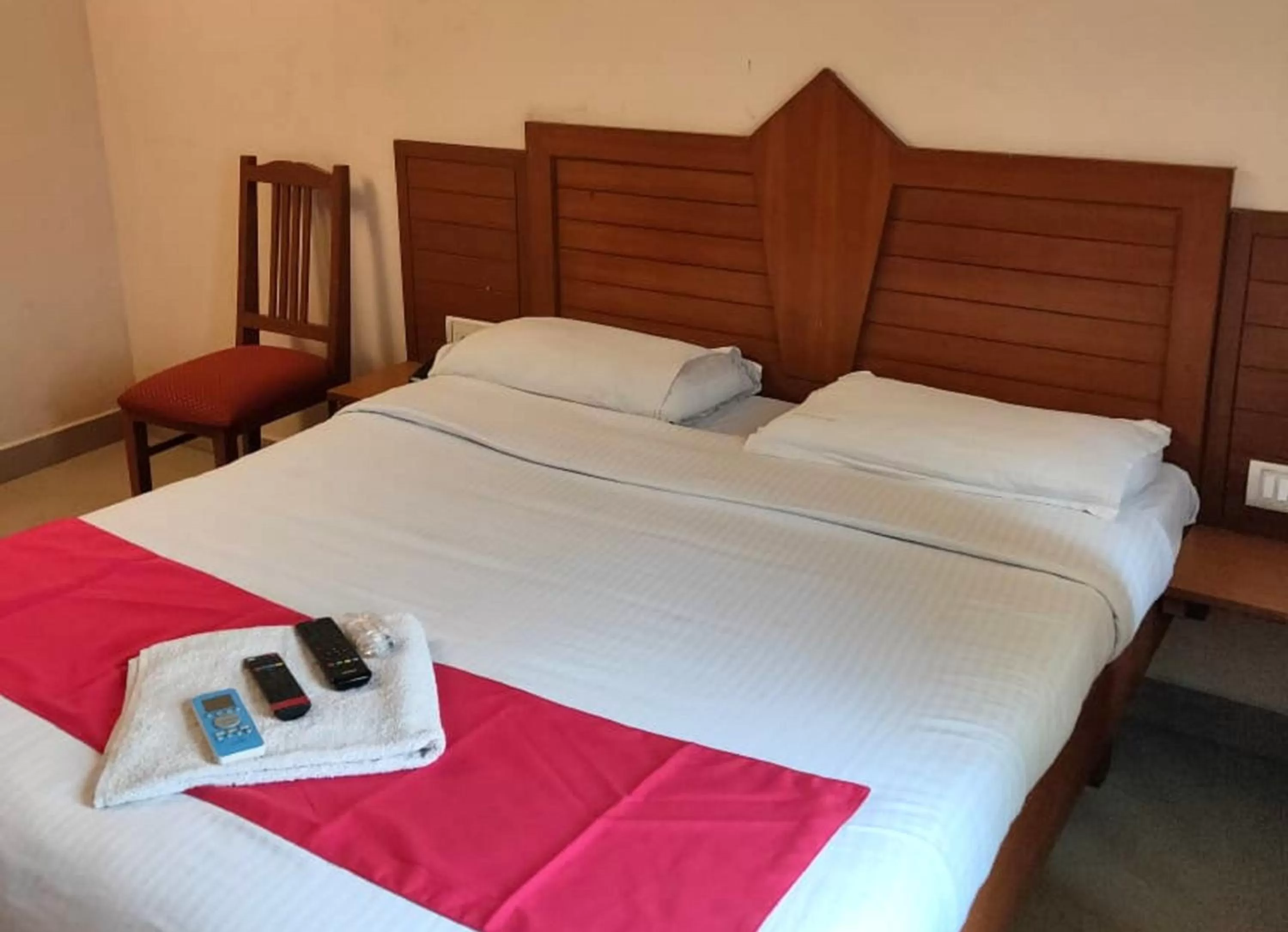 Bed in Silver Cloud Hotel Sholinganallur