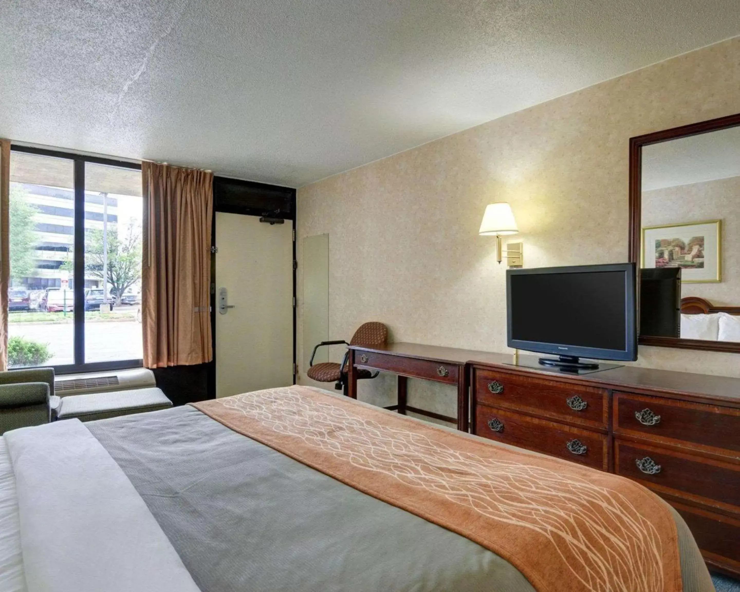 Photo of the whole room, Bed in Quality Inn Tysons Corner