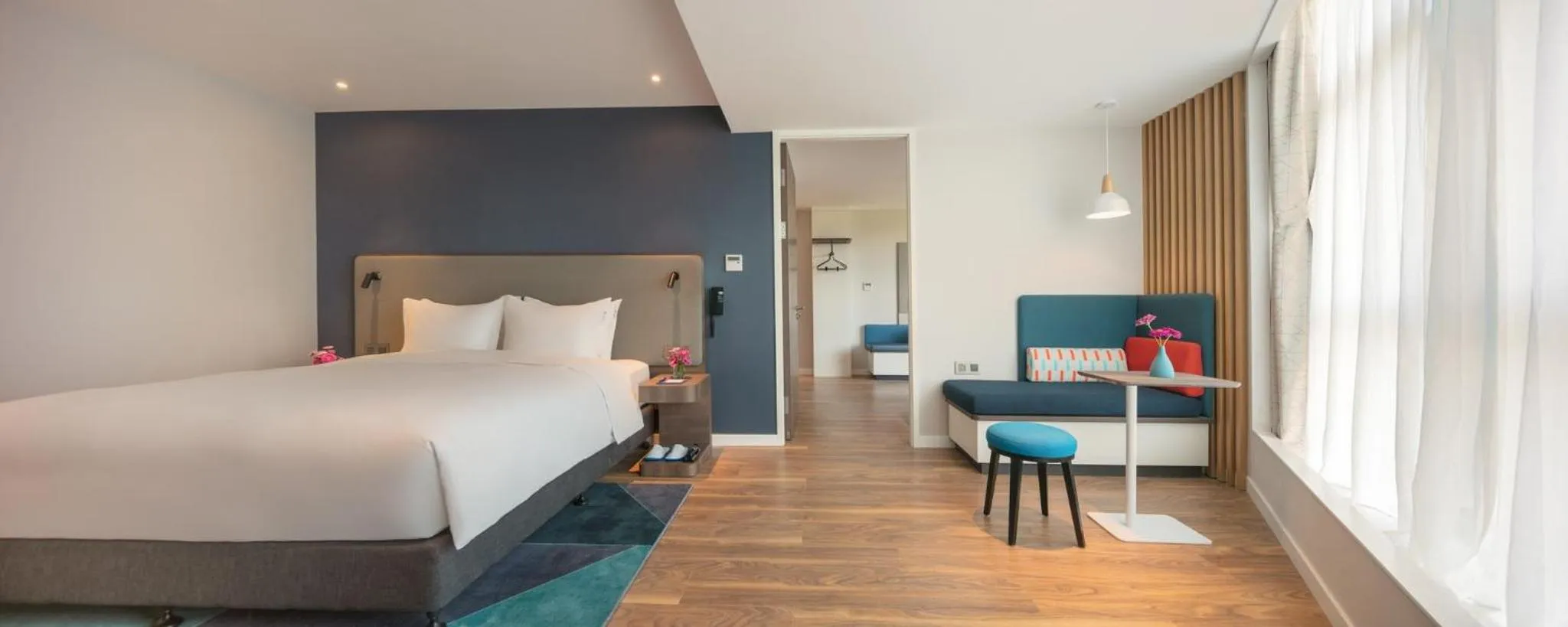 Photo of the whole room, Bed in Holiday Inn Express Hangzhou Jiuzhou by IHG