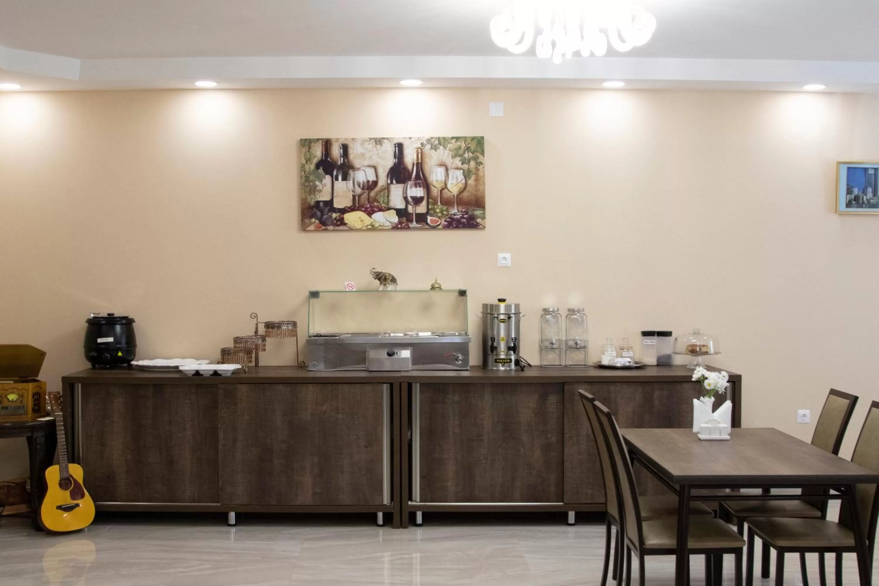 Restaurant/places to eat in Hotel Patriot