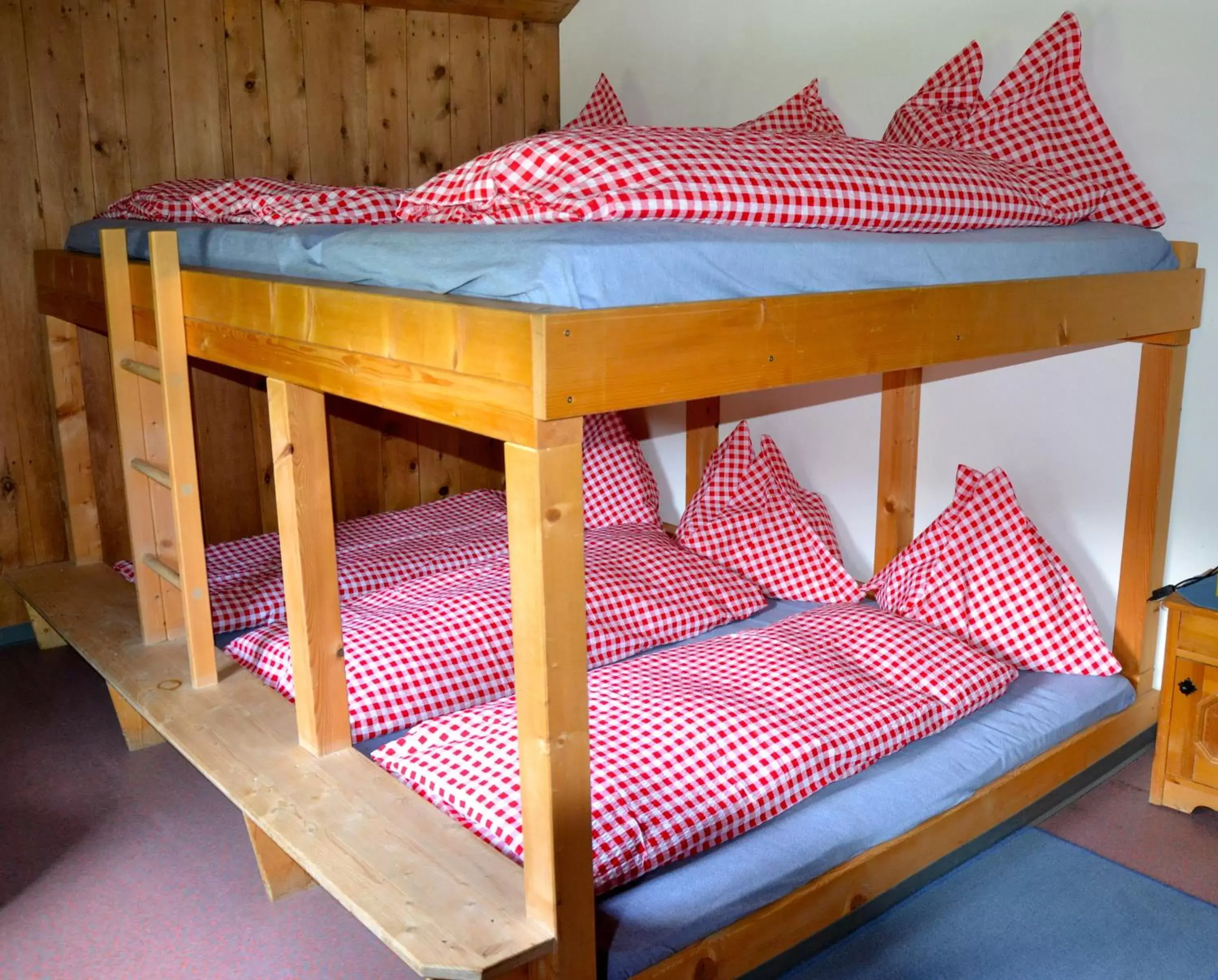 Bed, Bunk Bed in Hotel Roseg-Gletscher