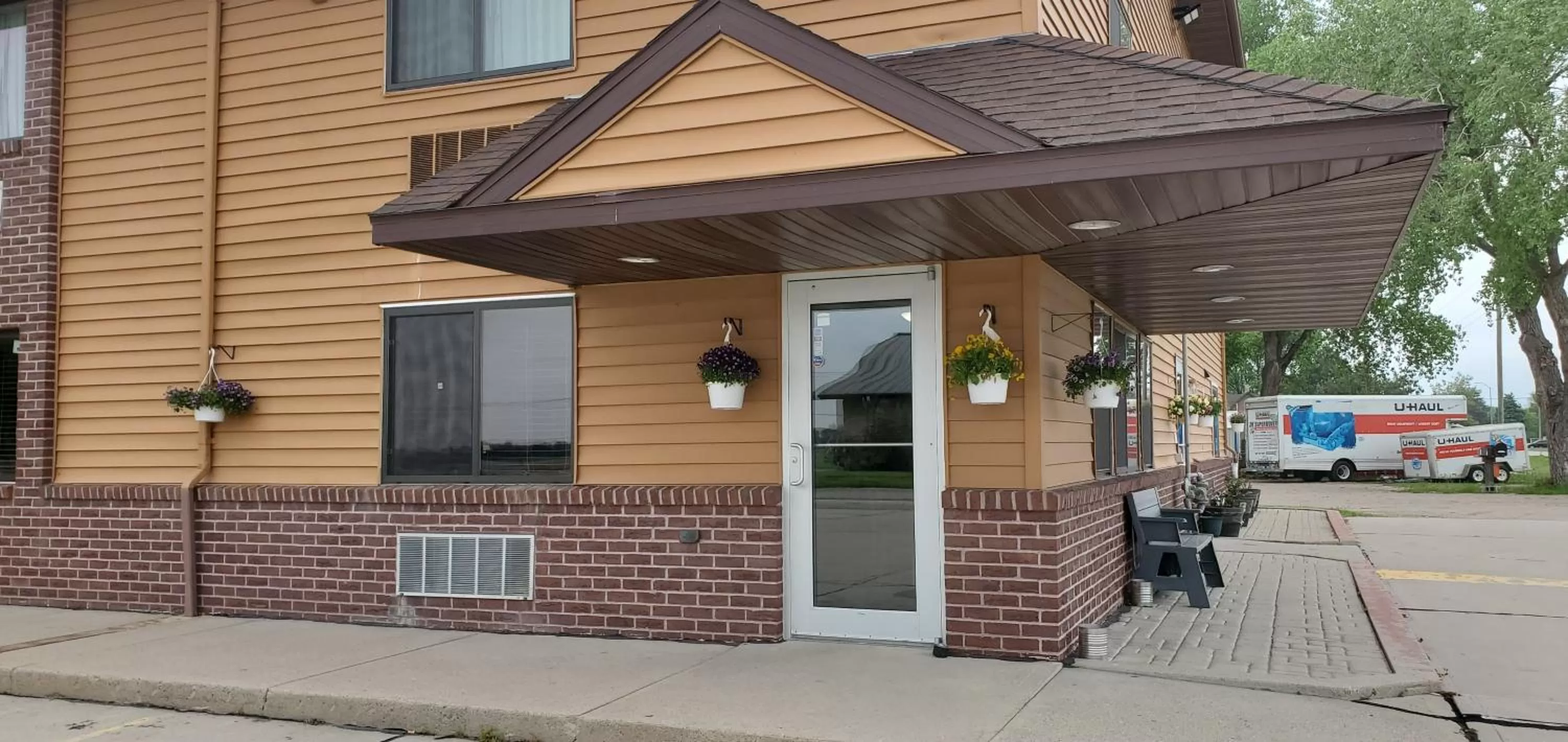 Facade/entrance in VICTORIAN INN