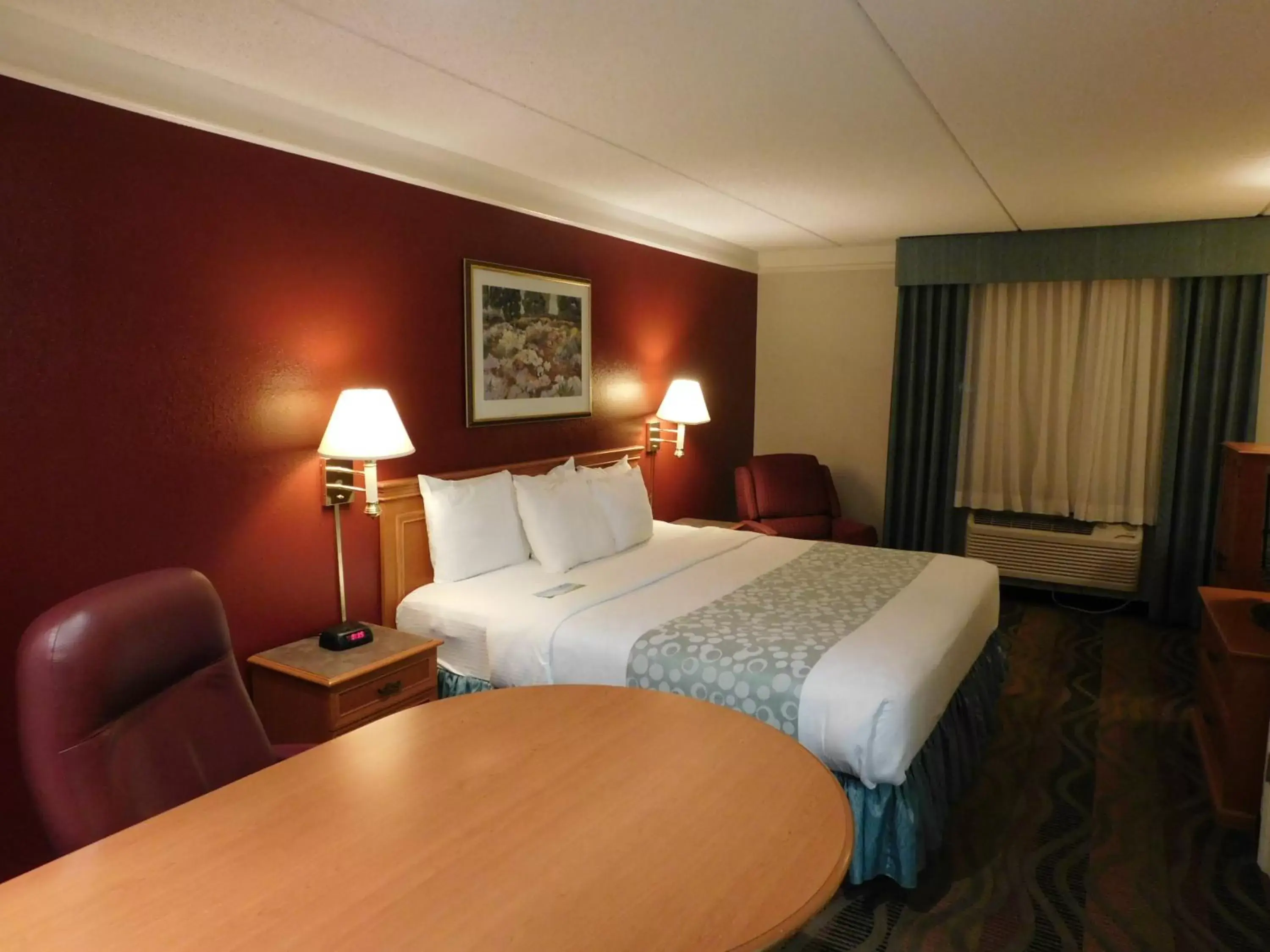 Bedroom, Bed in Days Inn & Suites by Wyndham Arlington Heights