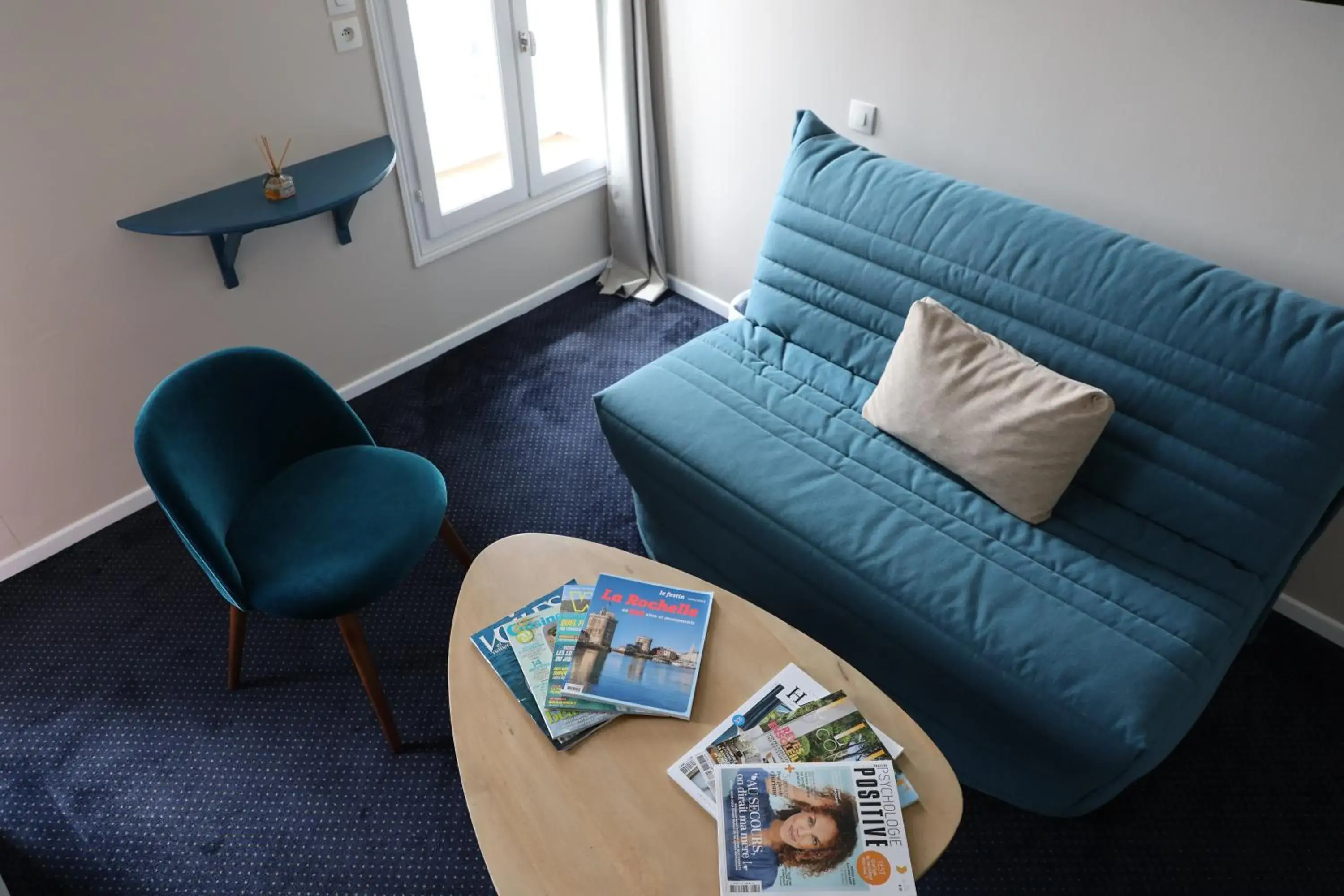 Seating Area in Un Hotel sur le Port