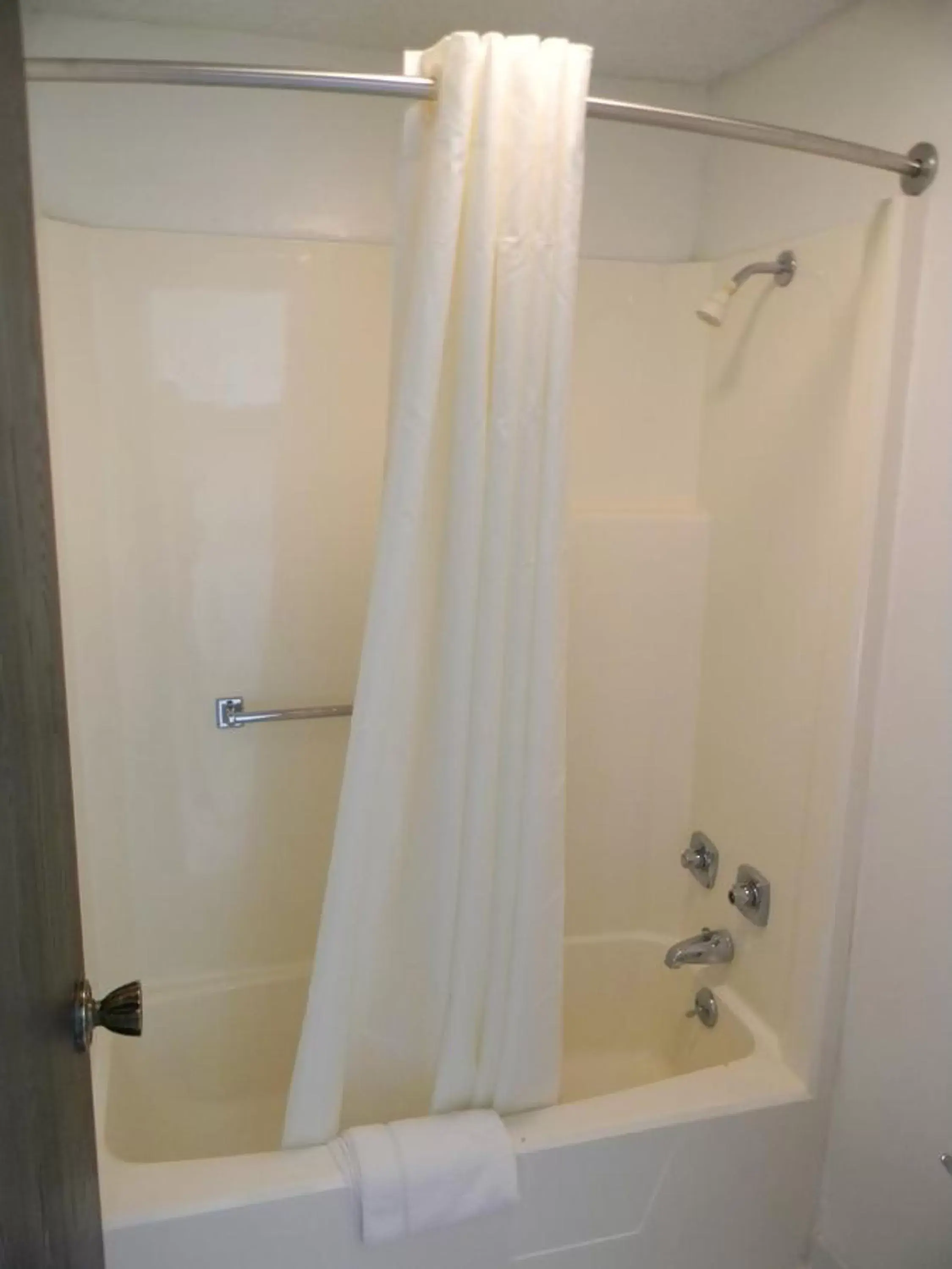 Shower, Bathroom in Americas Best Value Inn Heath-Newark