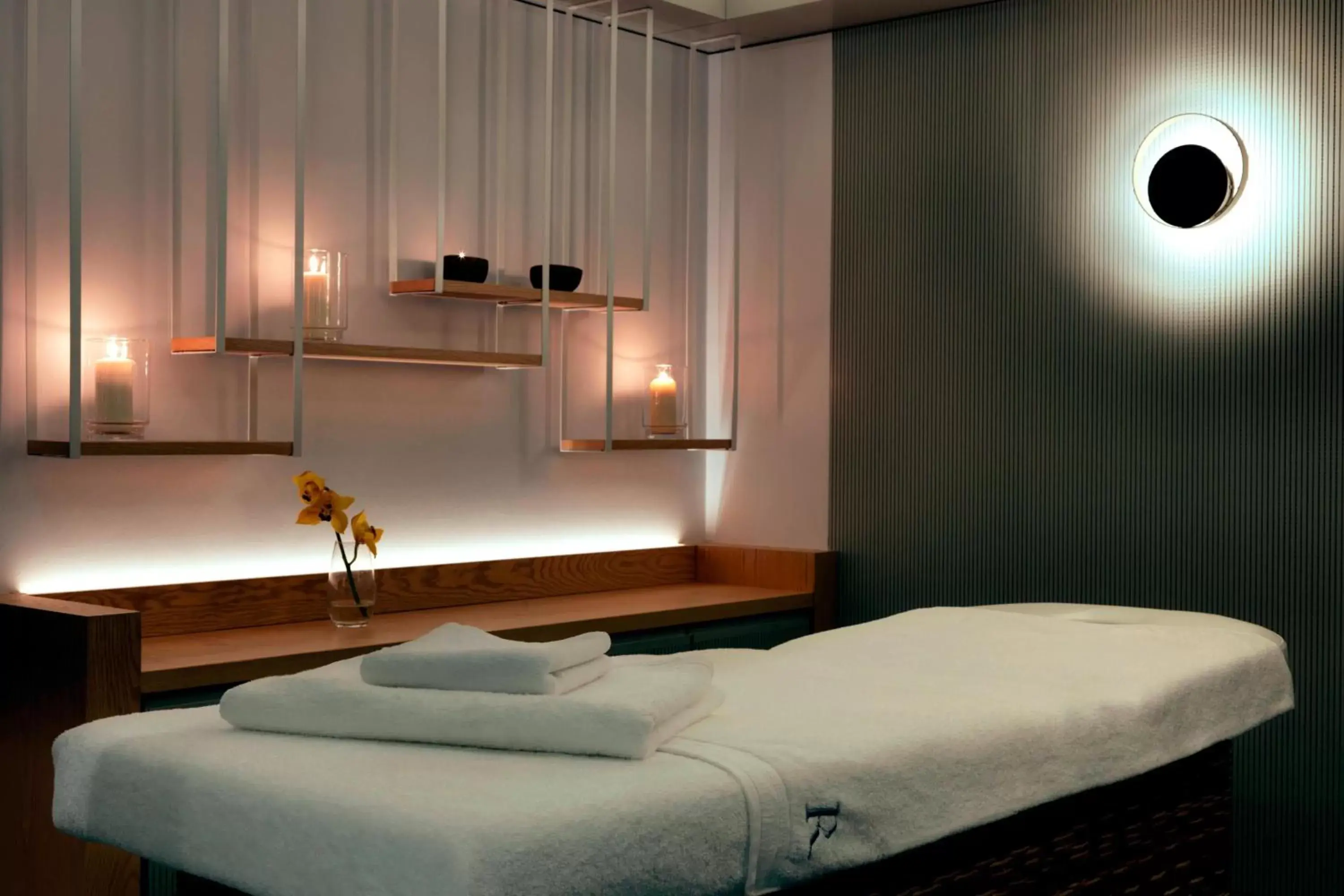 Spa and wellness centre/facilities, Bed in Renaissance Warsaw Airport Hotel