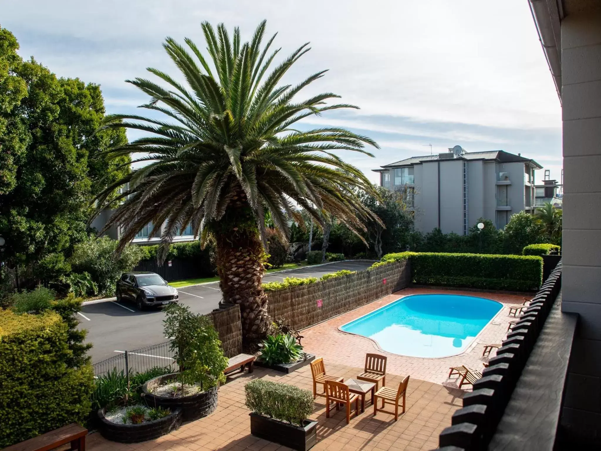 Property building, Swimming Pool in Auckland Rose Park Hotel