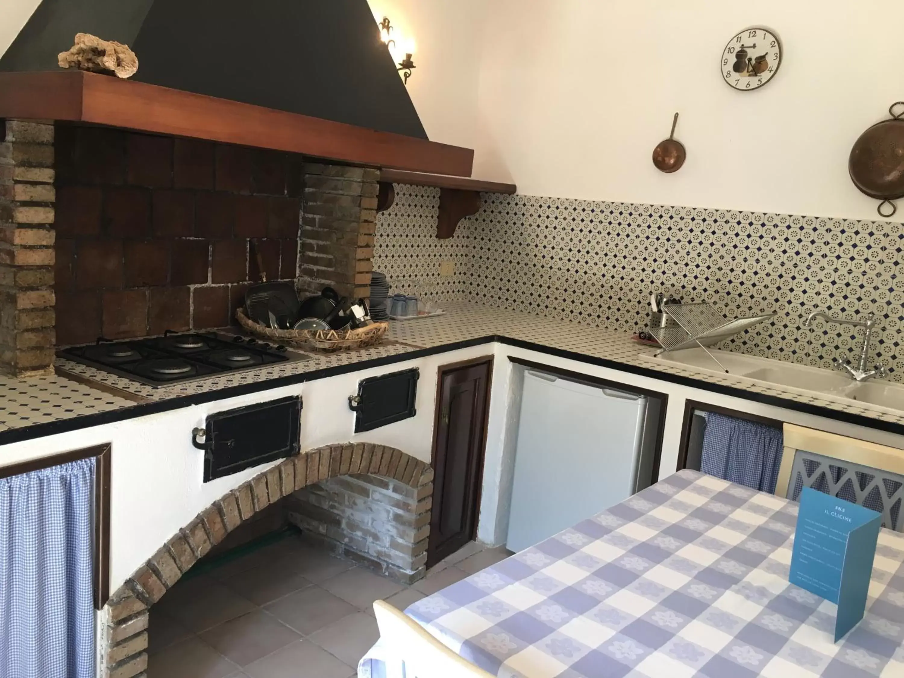 BBQ facilities, Kitchen/Kitchenette in Bed and Breakfast Il Glicine