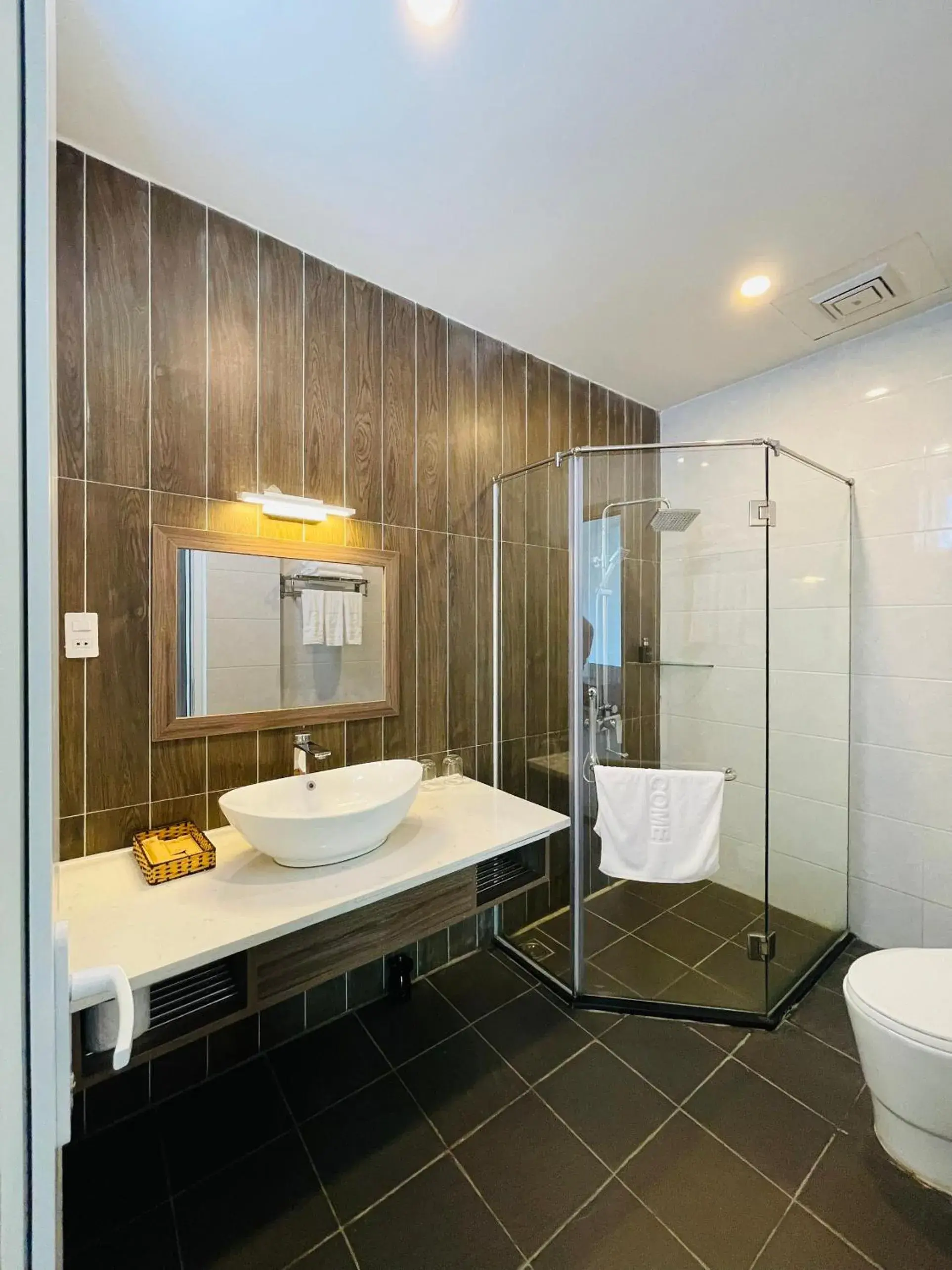 Shower, Bathroom in Dalat Wonder  Resort