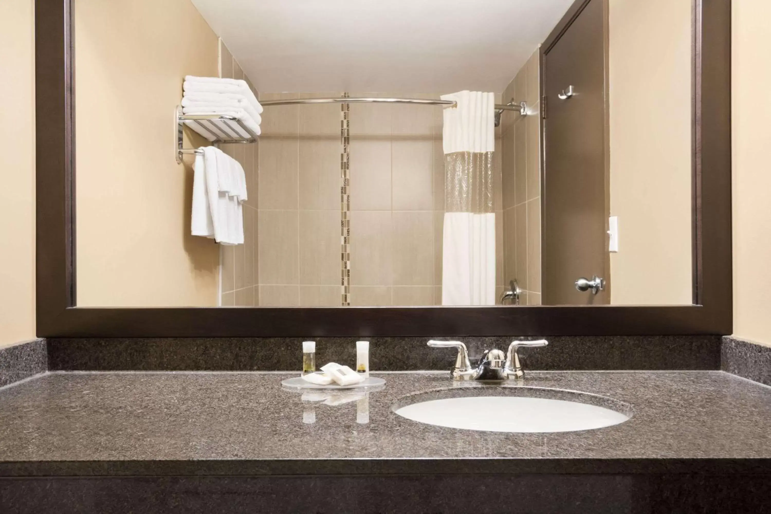 Photo of the whole room, Bathroom in Days Inn by Wyndham Calgary Northwest
