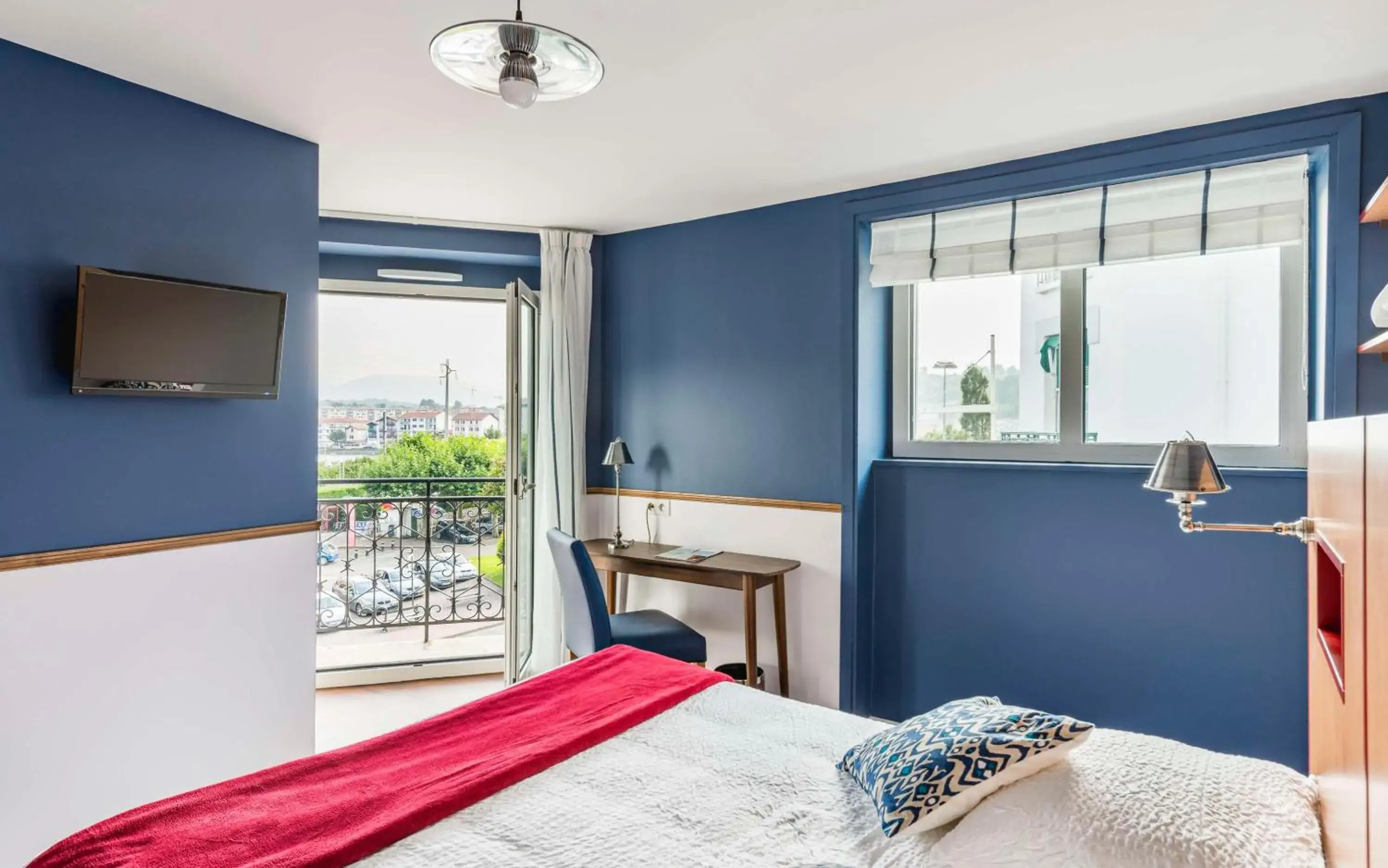 Bedroom, TV/Entertainment Center in Brit Hotel de Paris Saint-Jean-de-Luz