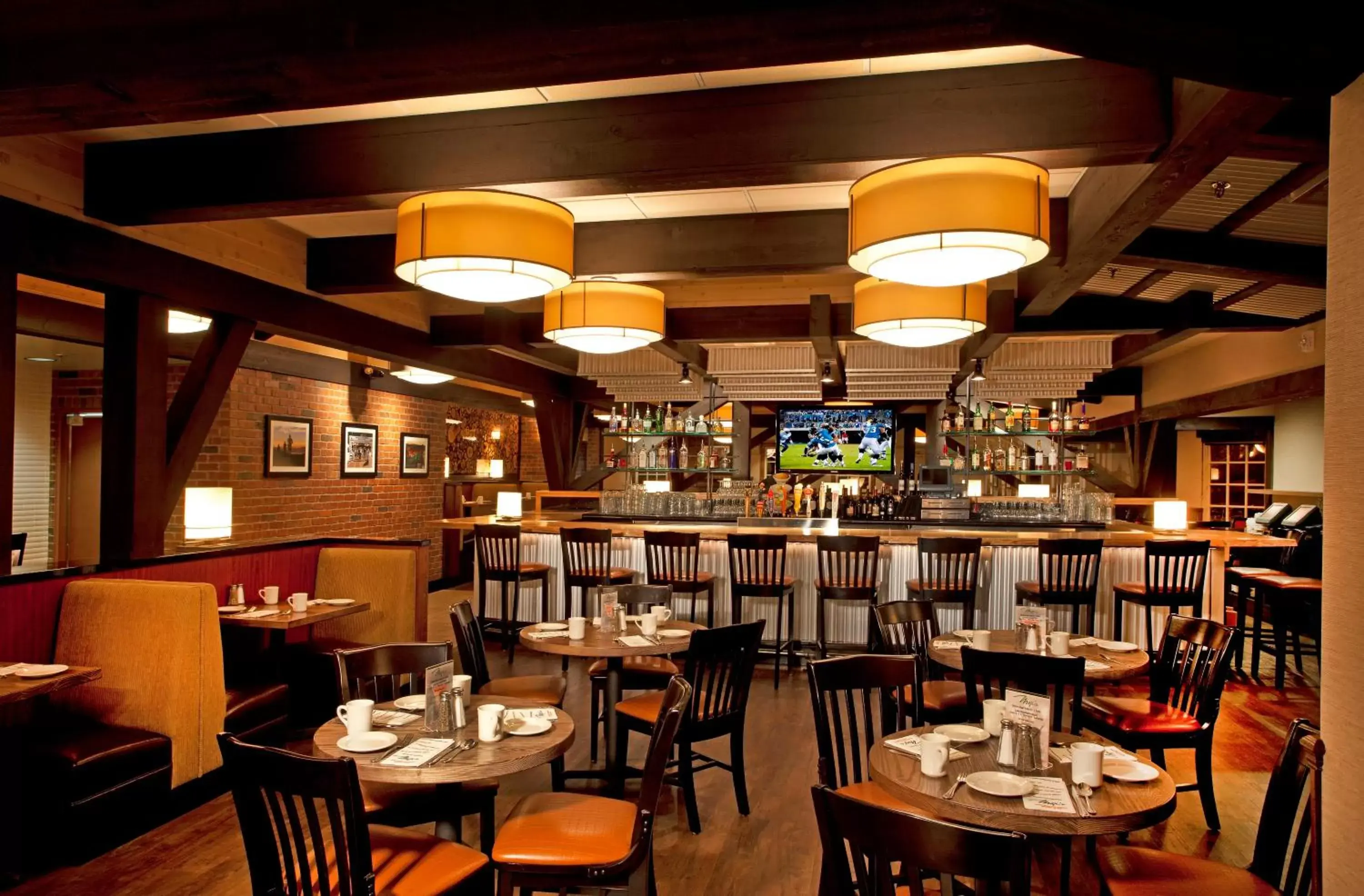 Lounge or bar in Holiday Inn Auburn by IHG Lounge or bar in Holiday Inn Auburn by IHG