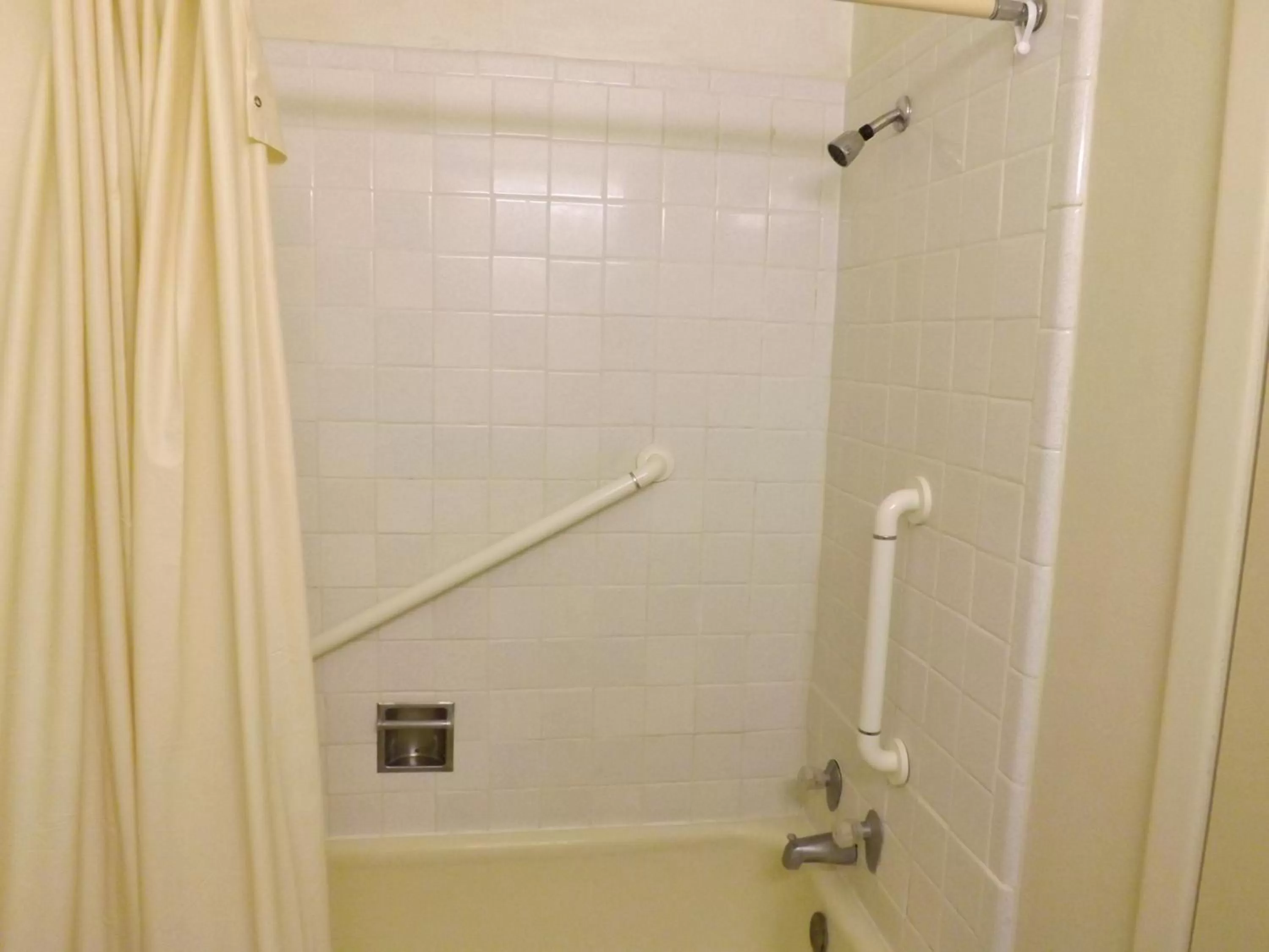 Shower in Tristar Inn Xpress