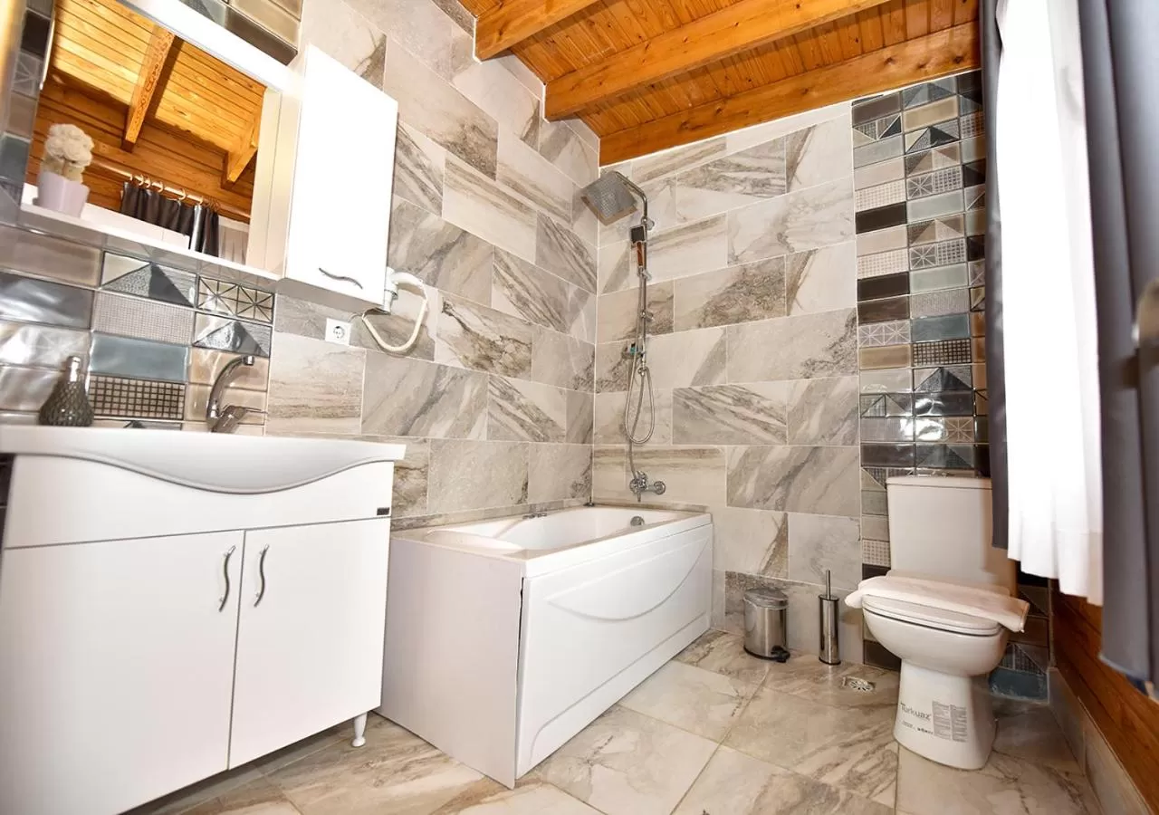 Shower in Royal Palace Hotel