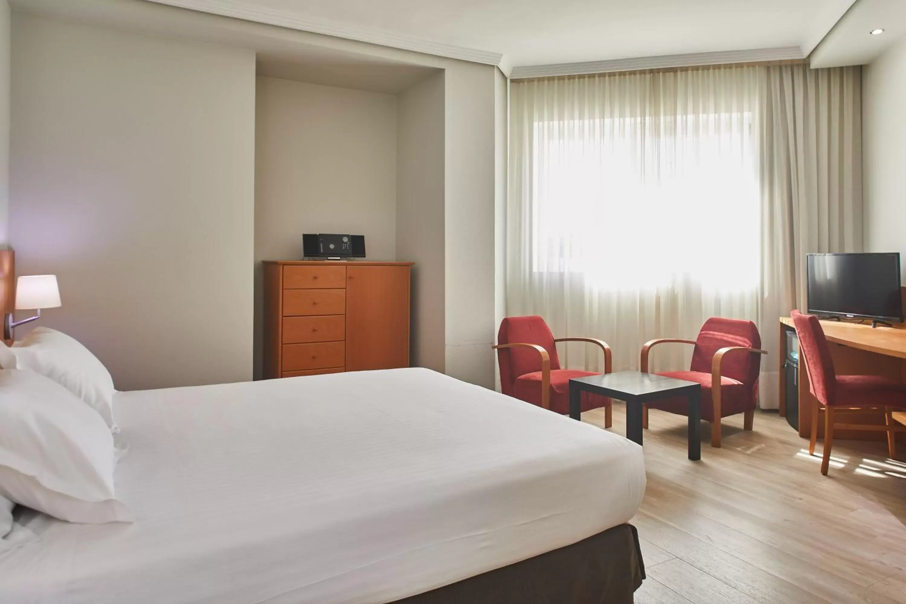 Photo of the whole room, Bed in Silken Luis de León Photo of the whole room, Bed in Silken Luis de León