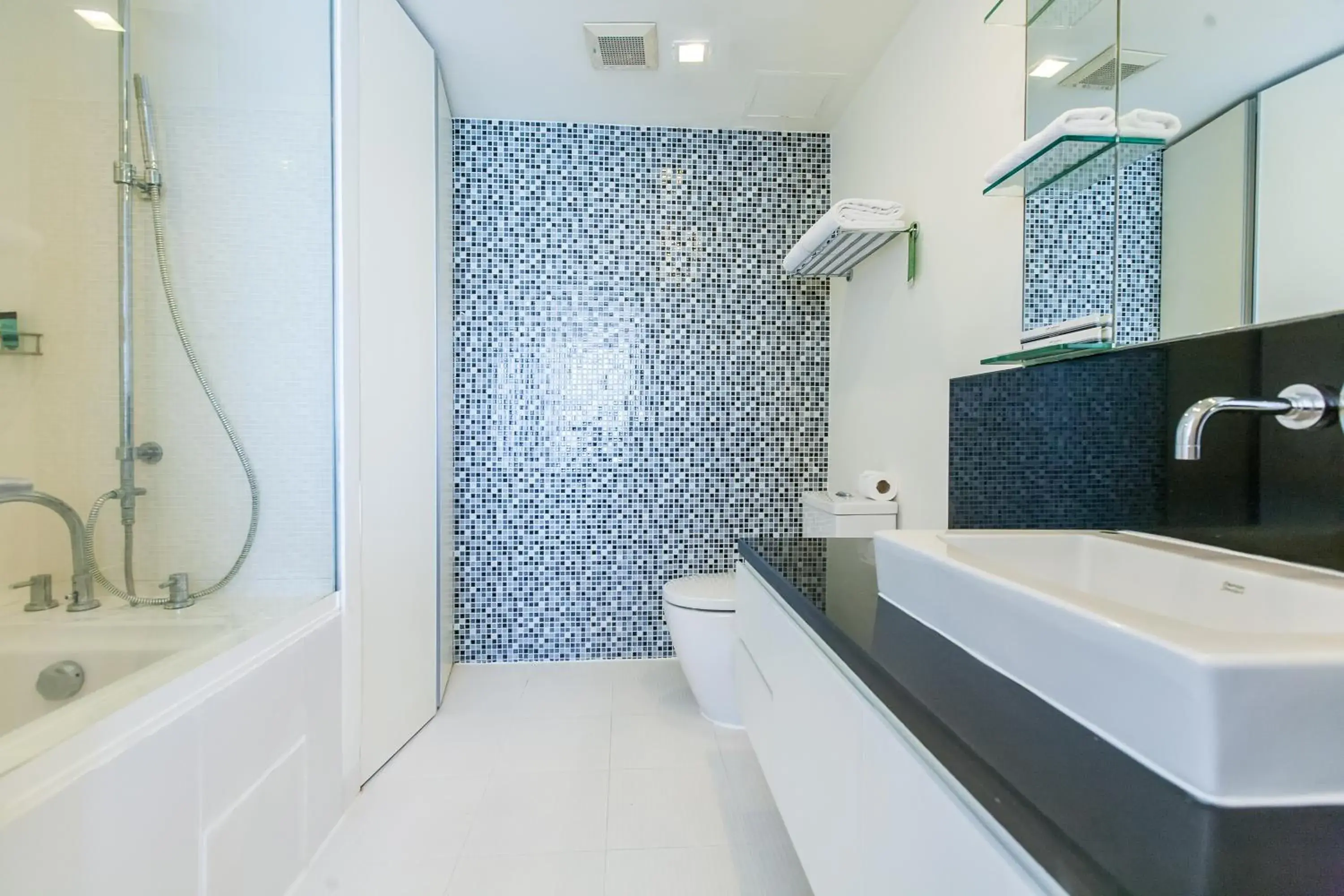 Hot Tub, Bathroom in Oakwood Residence Sukhumvit 24 - SHA Extra Plus