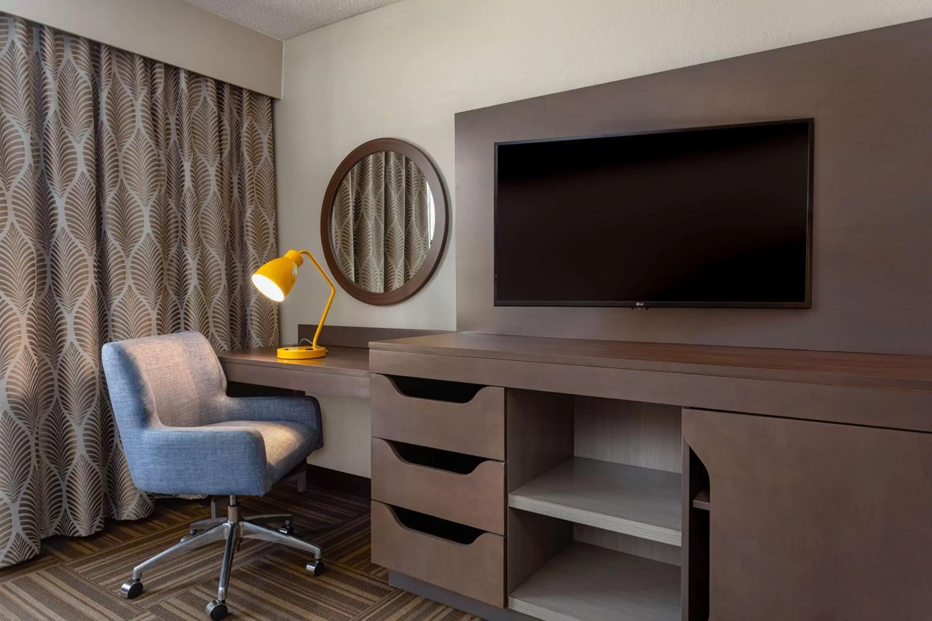 Bedroom, TV/Entertainment Center in Hampton Inn Bristol