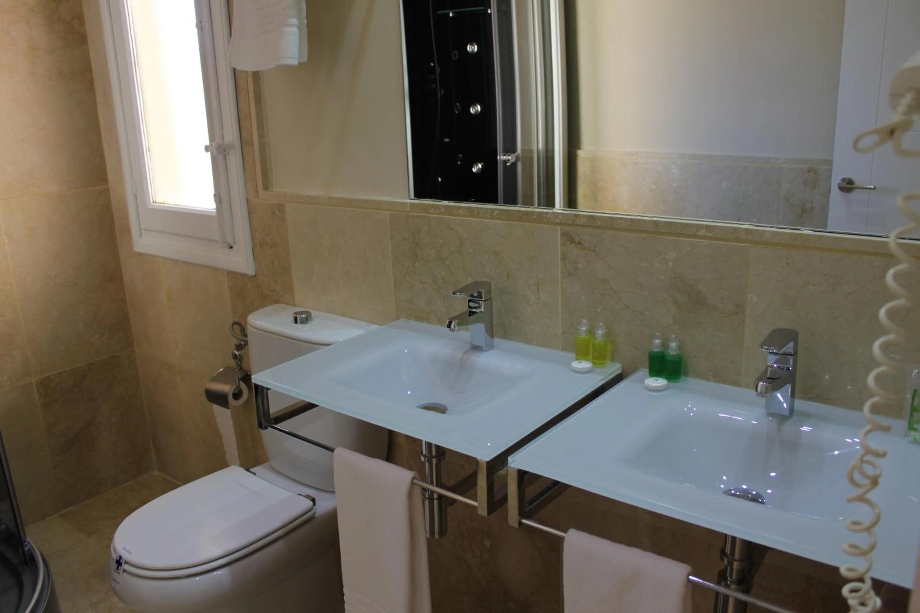 Bathroom in Hotel Leonor de Aquitania