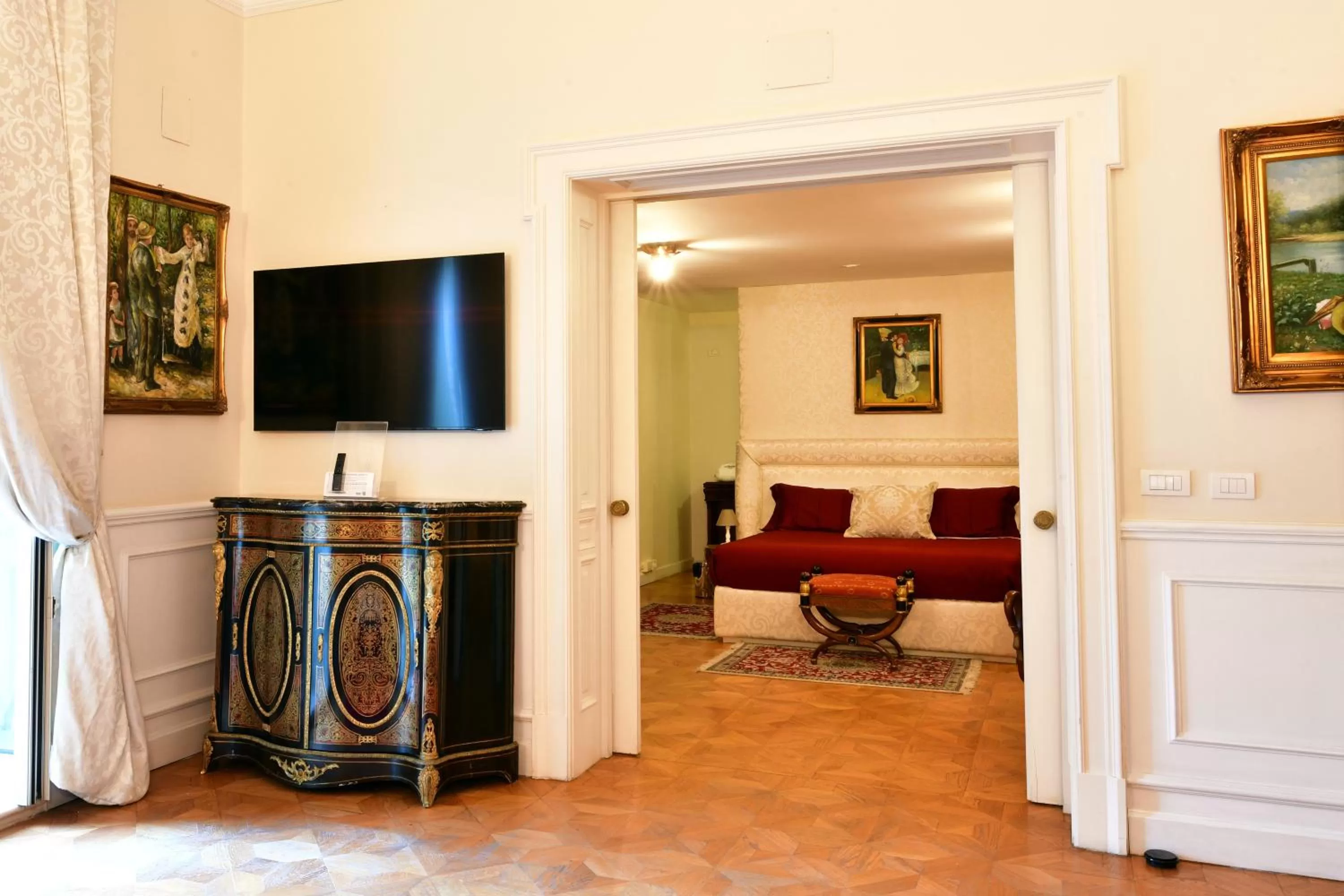 Seating area, TV/Entertainment Center in Sisuites