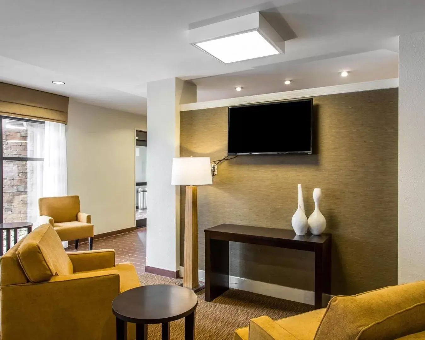 Communal lounge/ TV room, TV/Entertainment Center in Sleep Inn & Suites Dayton