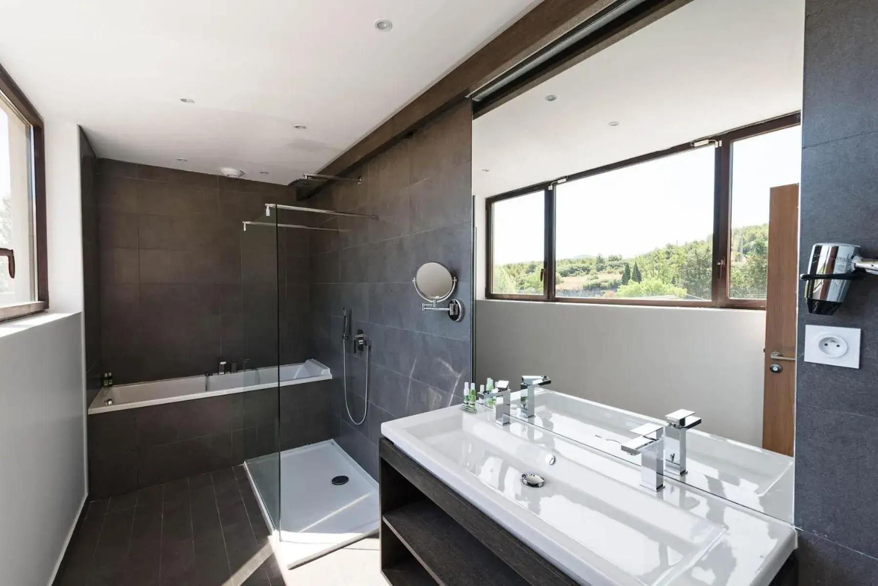 Bathroom in Le Moulin de Vernègues Hôtel & Spa