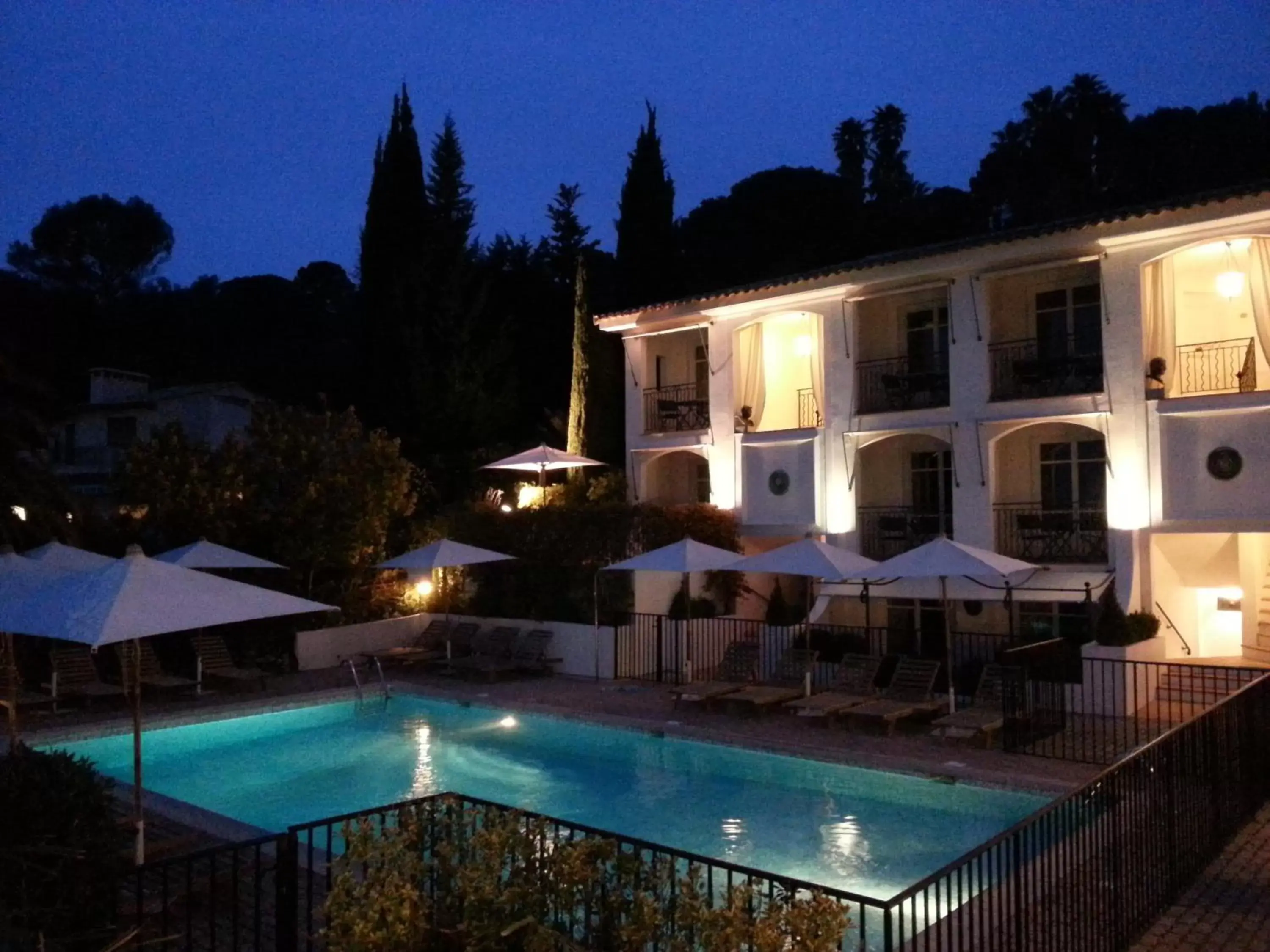 Swimming pool, Property Building in Hotel les Vergers de Saint Paul