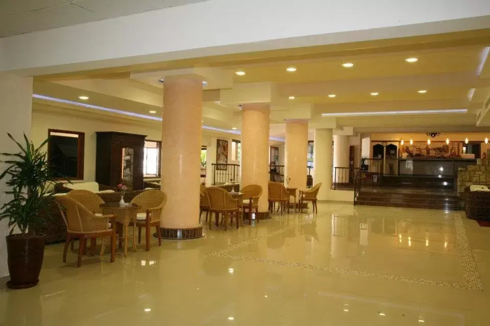Lobby or reception, Restaurant/Places to Eat in Veronica Hotel