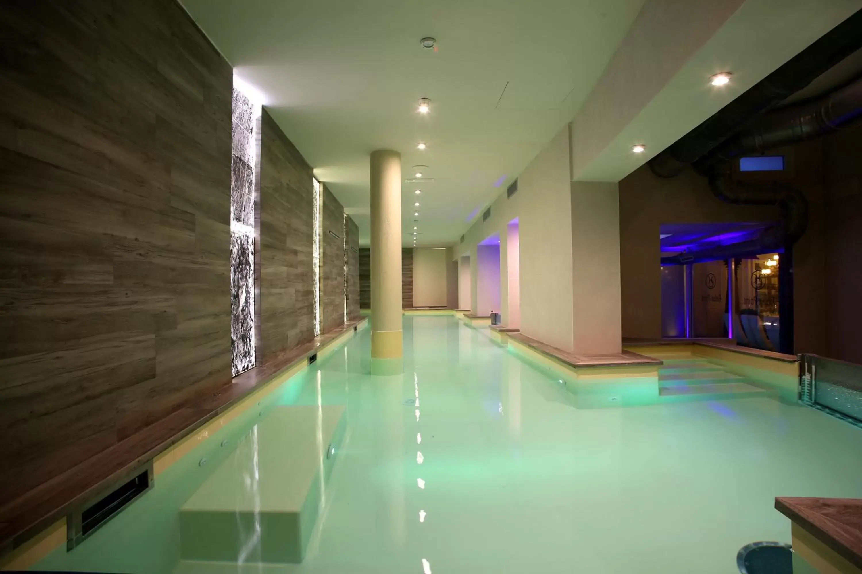 Hot Spring Bath, Swimming Pool in Hotel Columbia Wellness & Spa