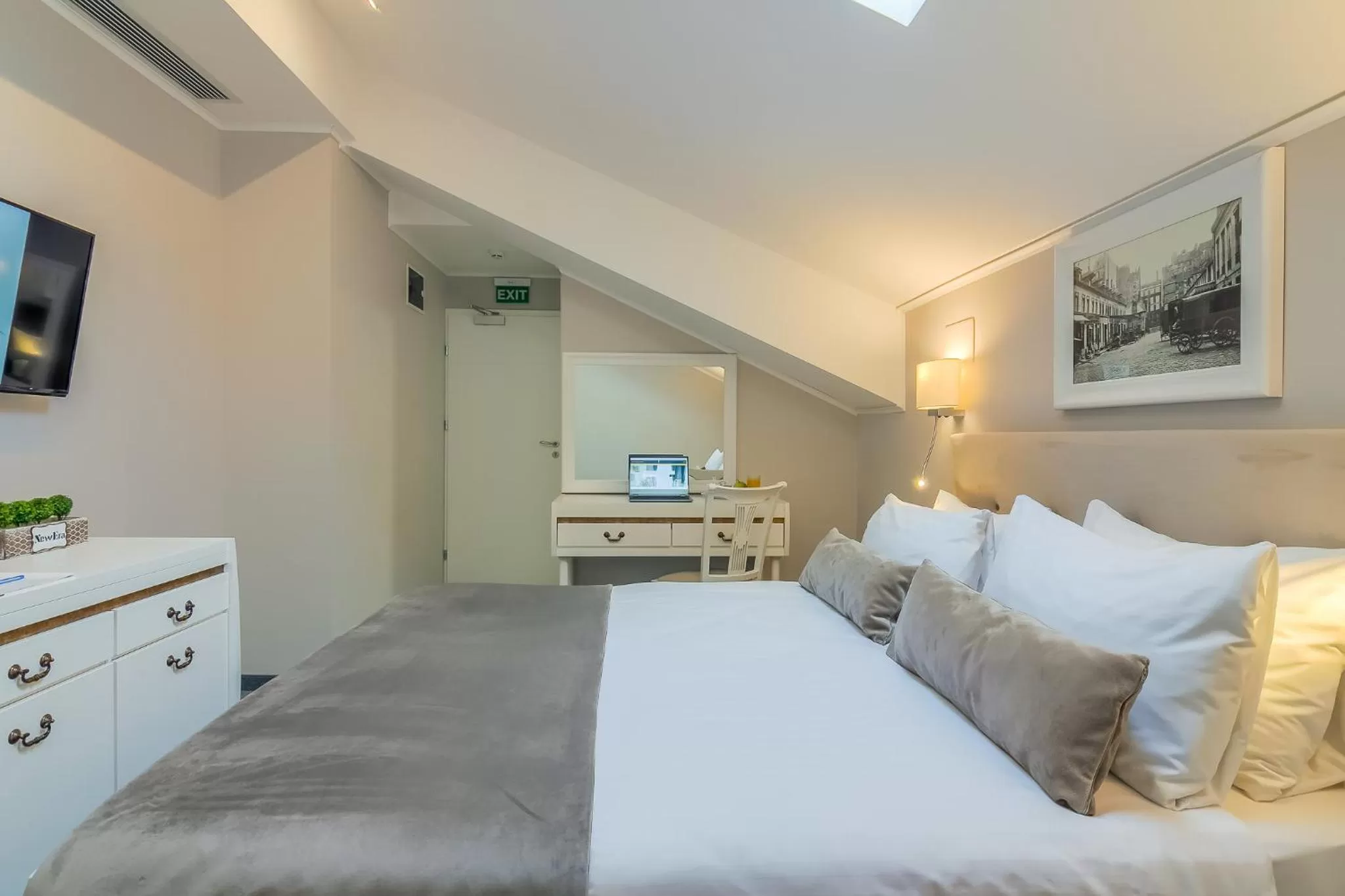 Bed in New Era Hotel Old Town Party Zone Bucharest- parking with fee nearby - NOT at the hotel !