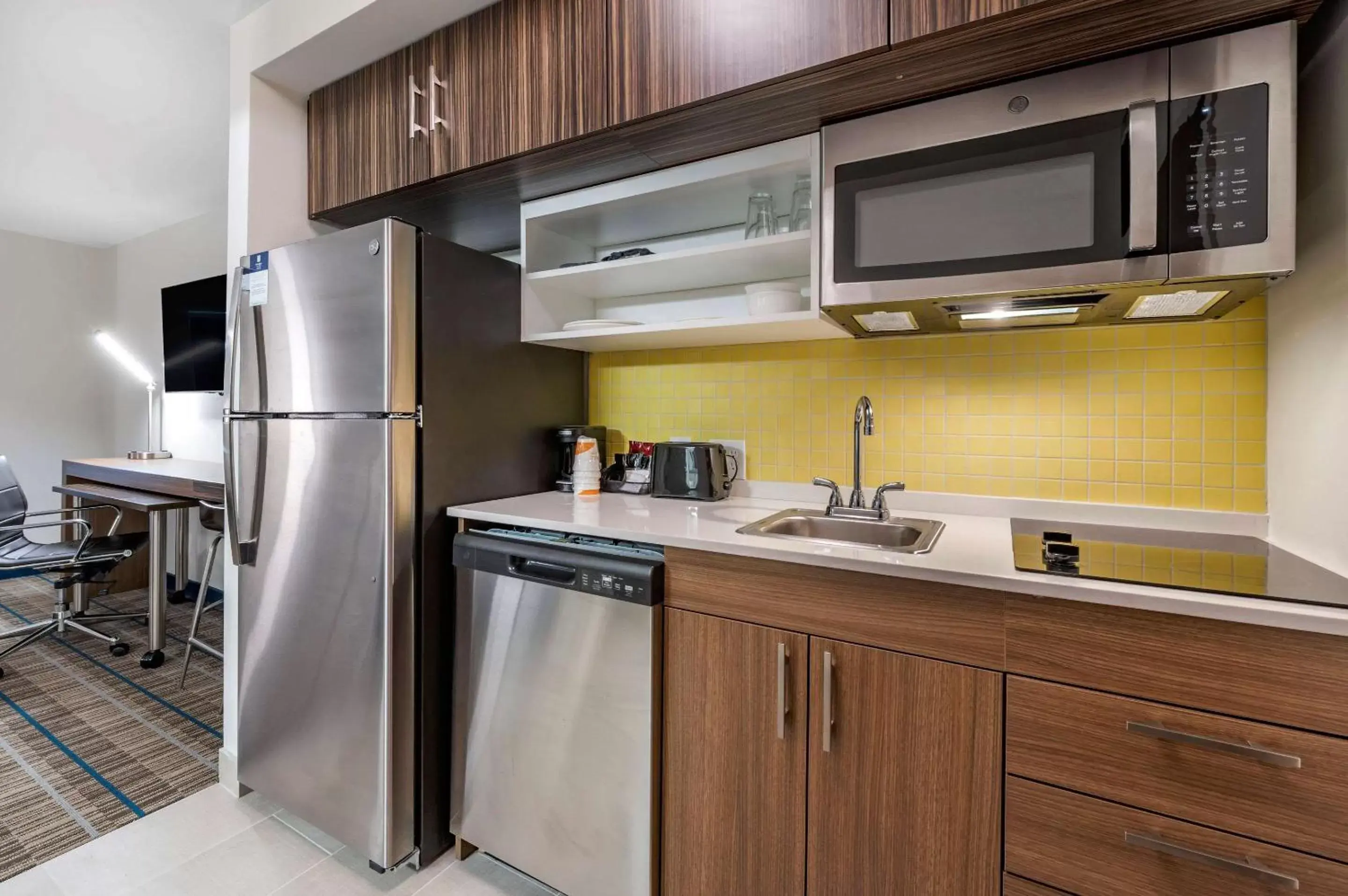 Photo of the whole room, Kitchen/Kitchenette in MainStay Suites