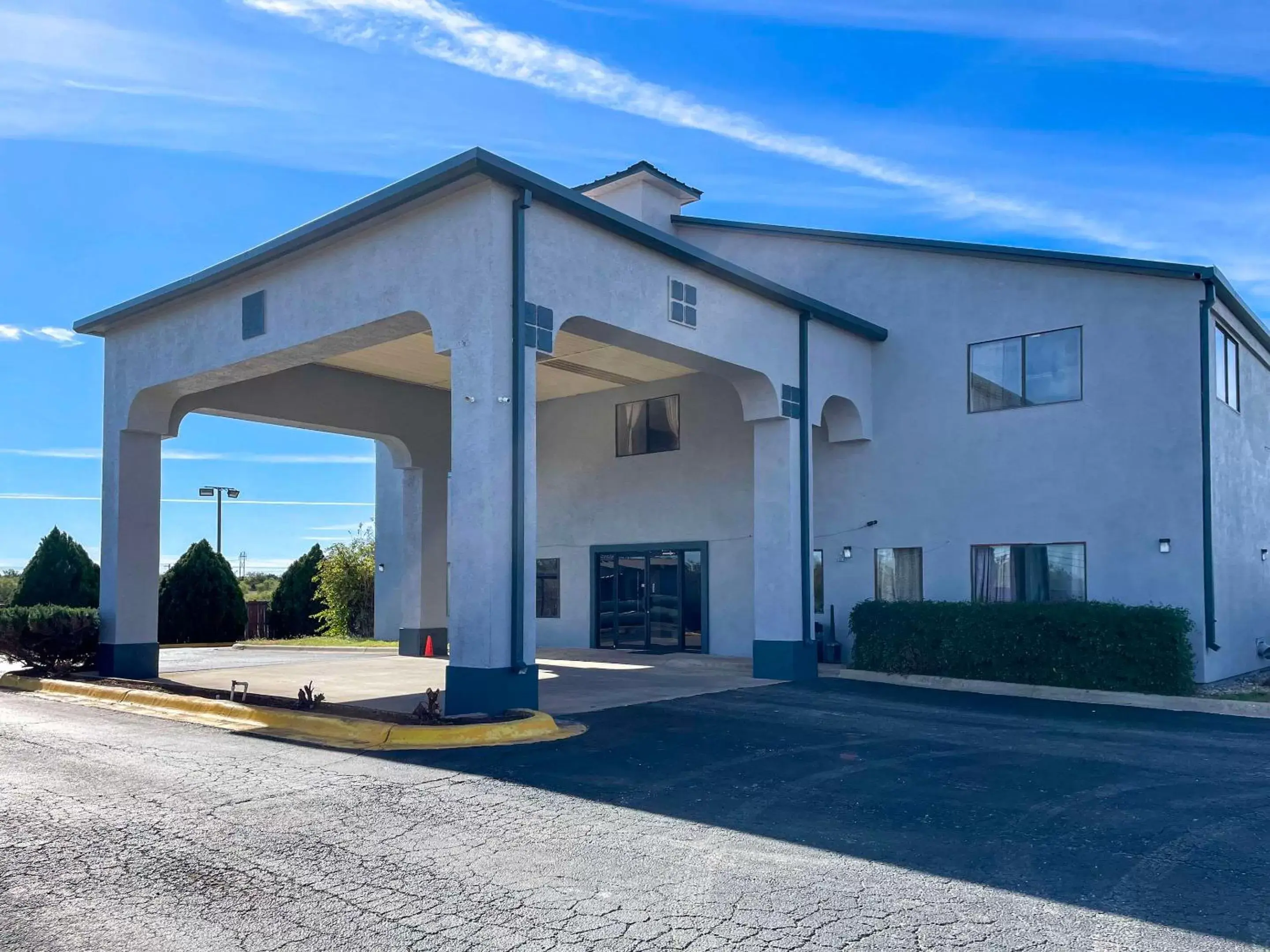 Property Building in Econo Lodge Inn & Suites