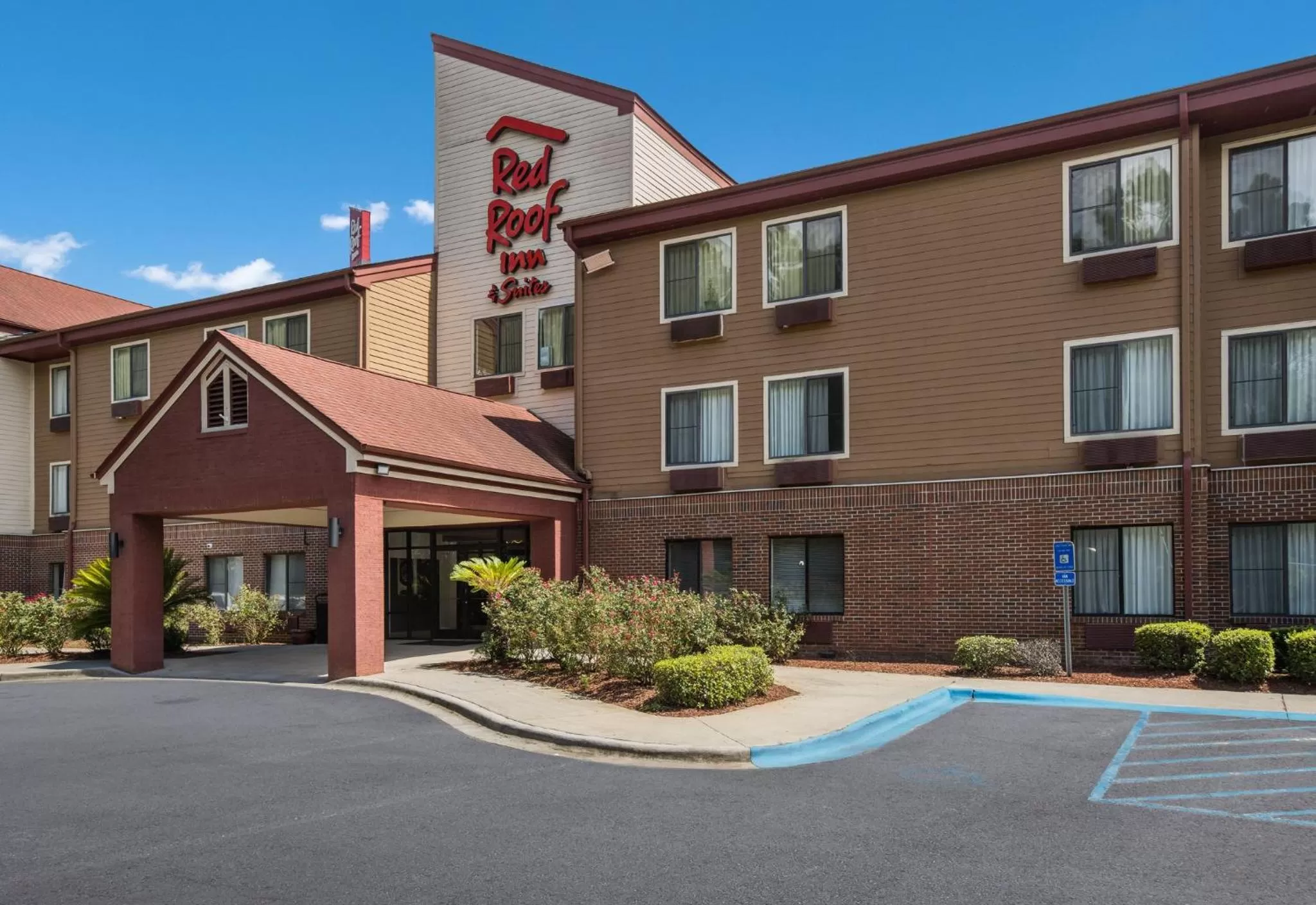 Property building in Red Roof Inn & Suites Savannah Airport