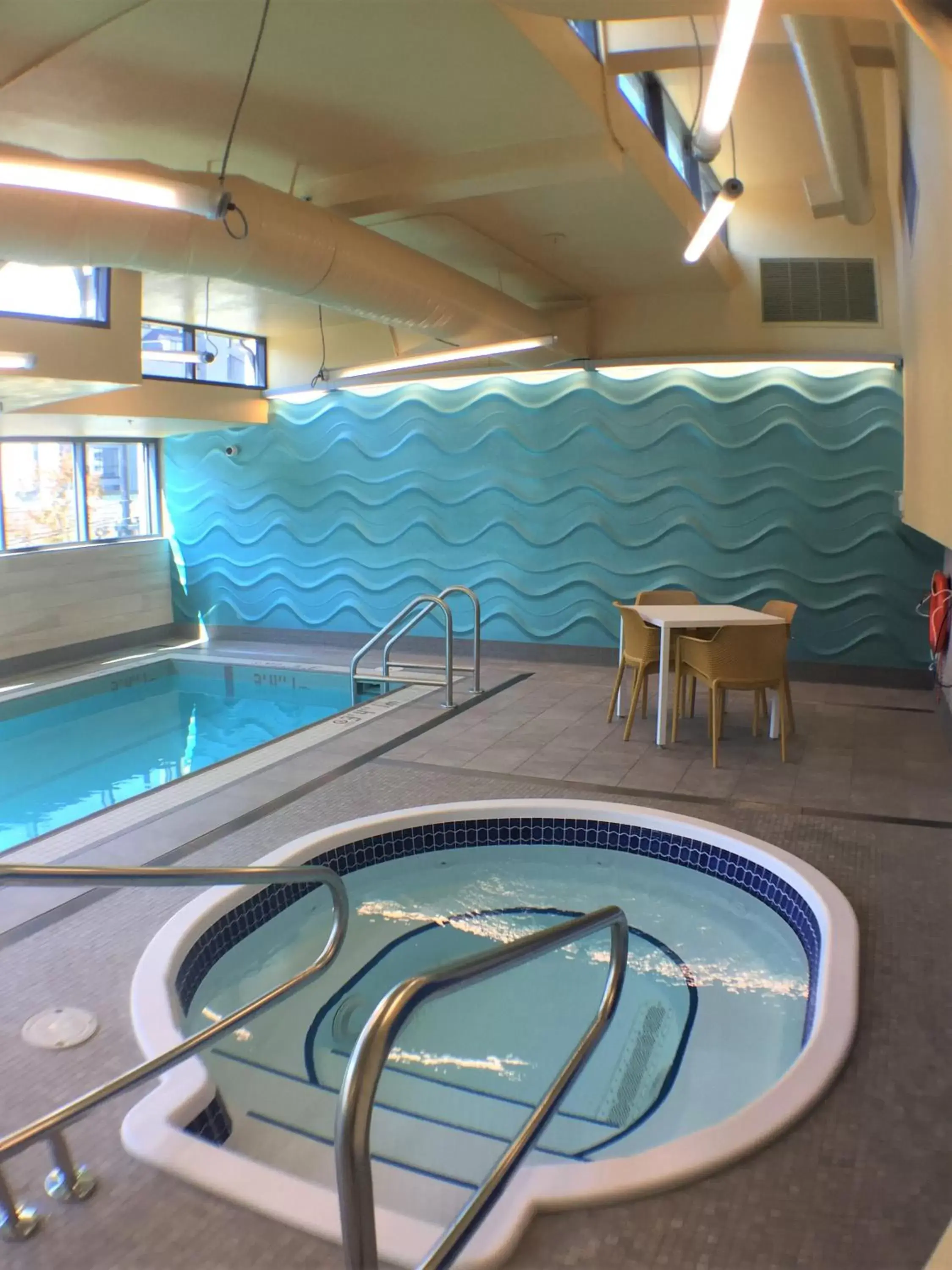 Hot Tub, Swimming Pool in Blue Horizon Hotel