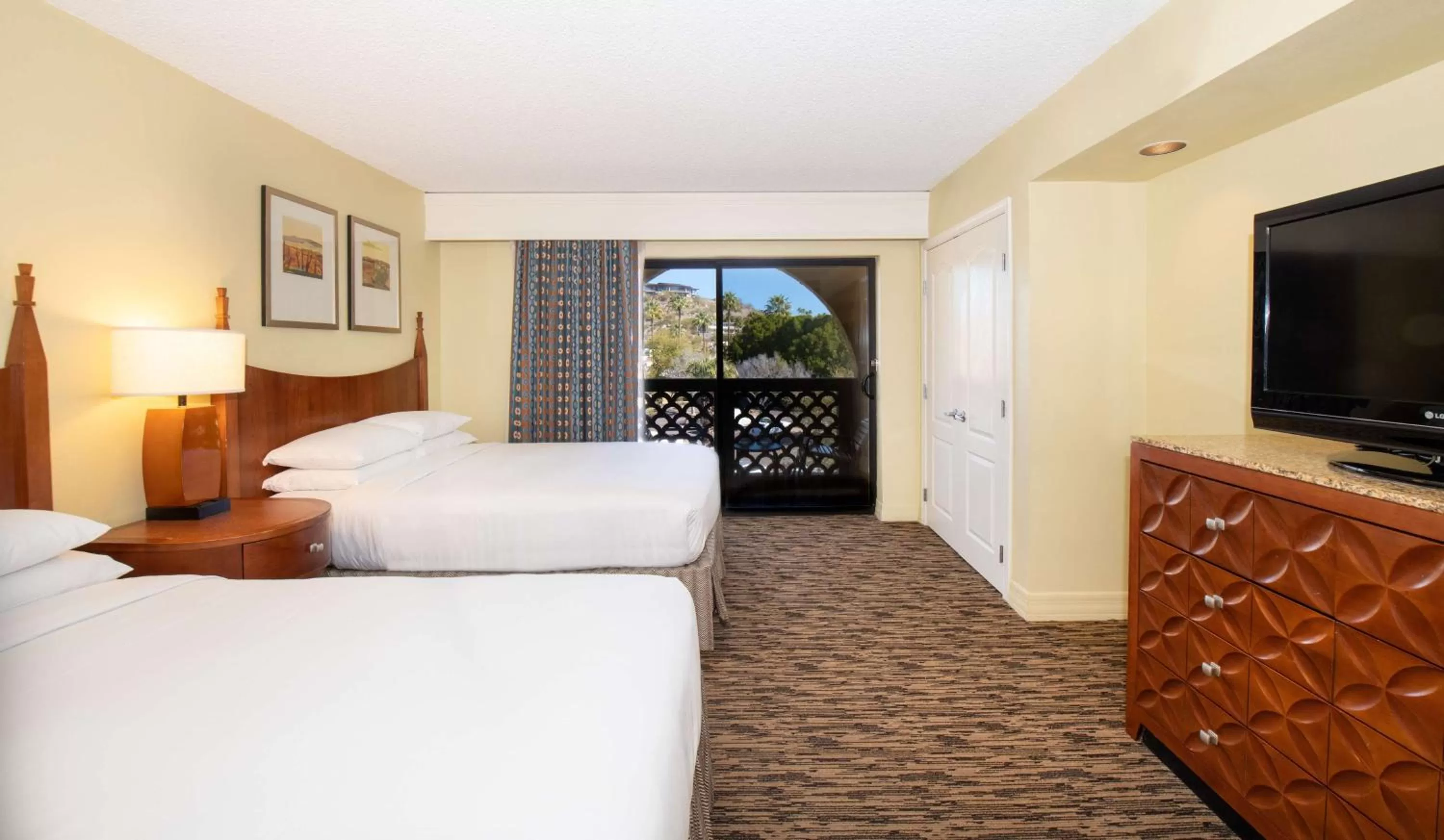 Bed in Hilton Phoenix Resort at the Peak