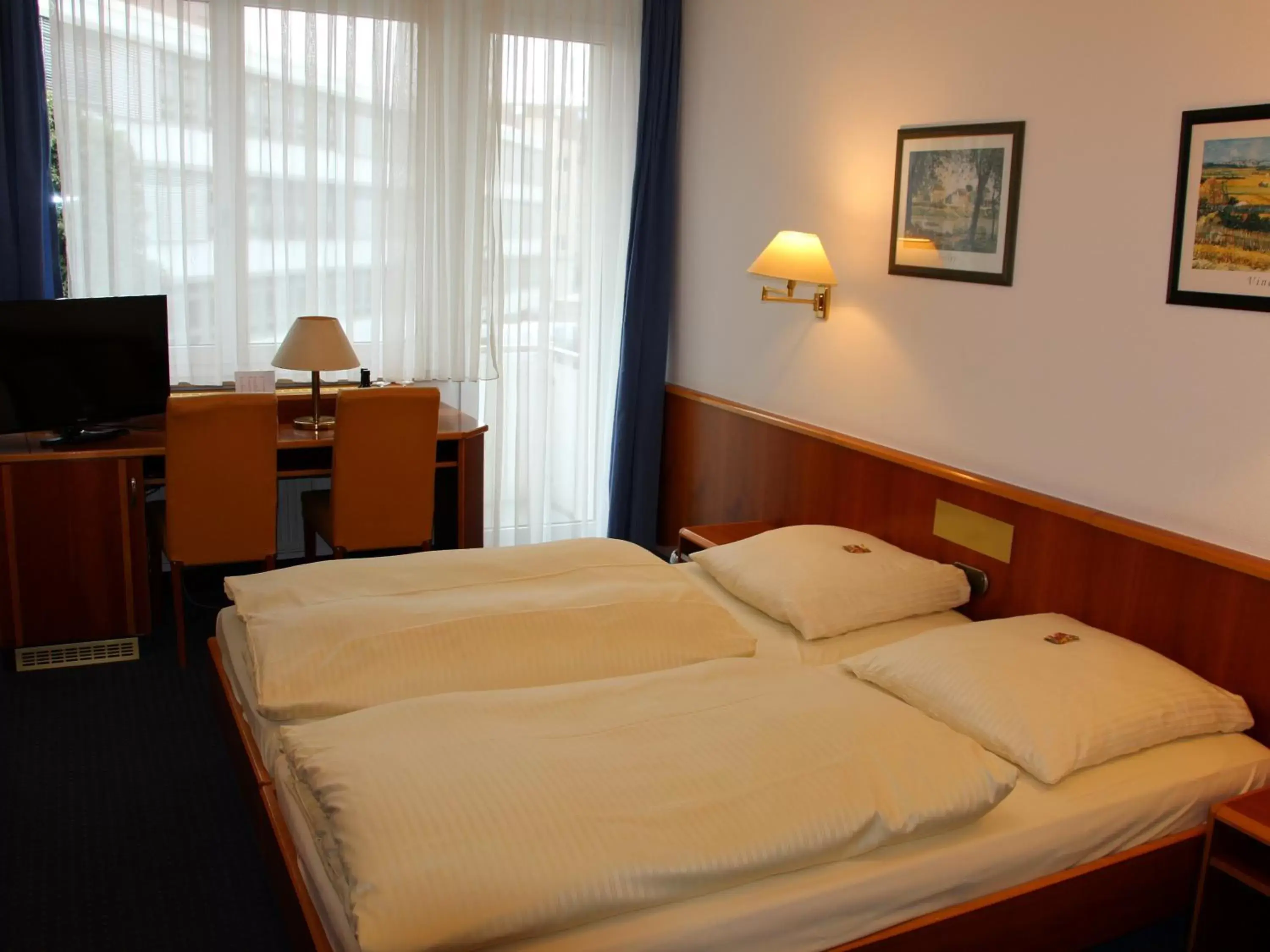 Bedroom, Bed in City Hotel Stuttgart